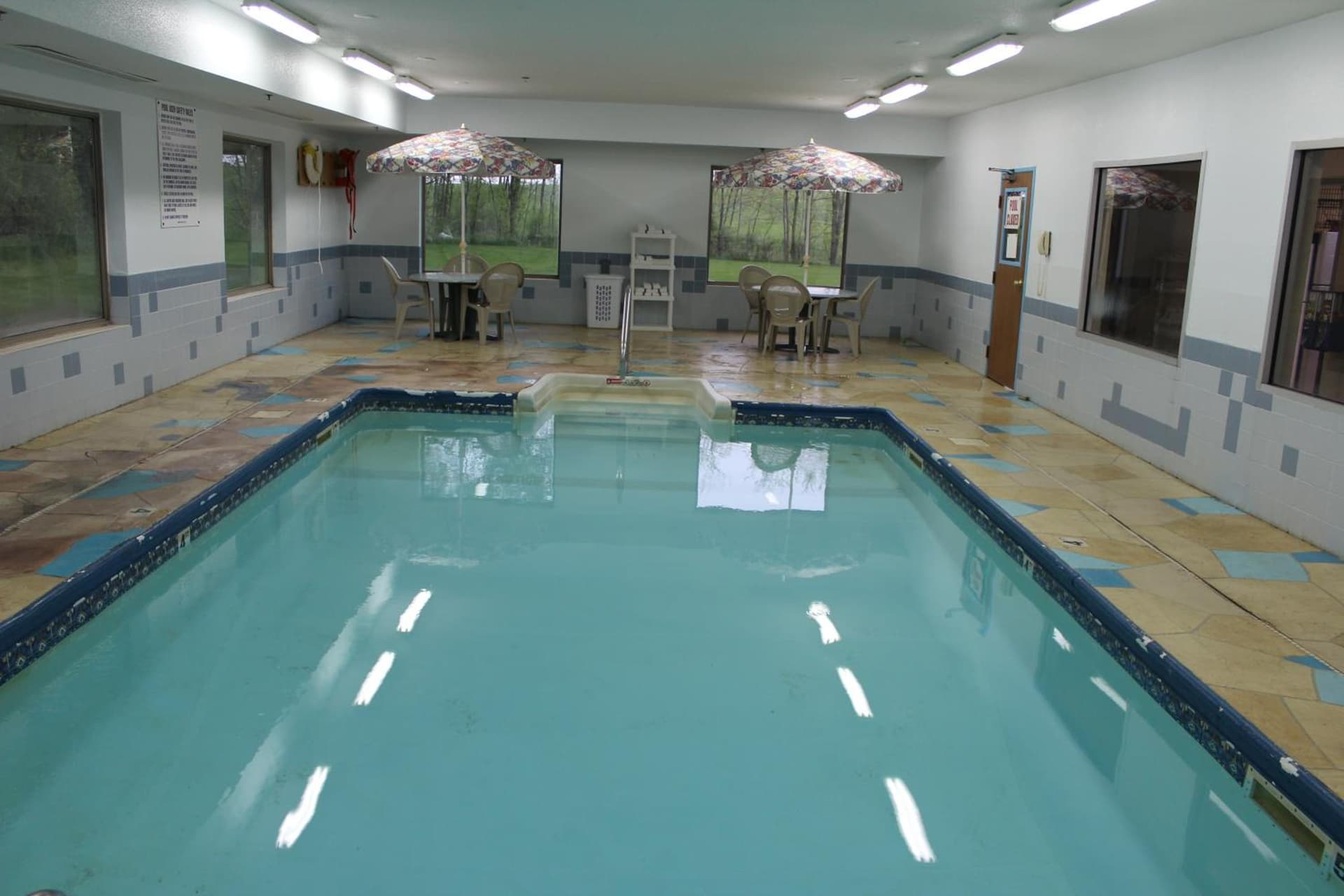 Super 8 by Wyndham Valparaiso interior in Valparaiso, IN — gallery photo 2