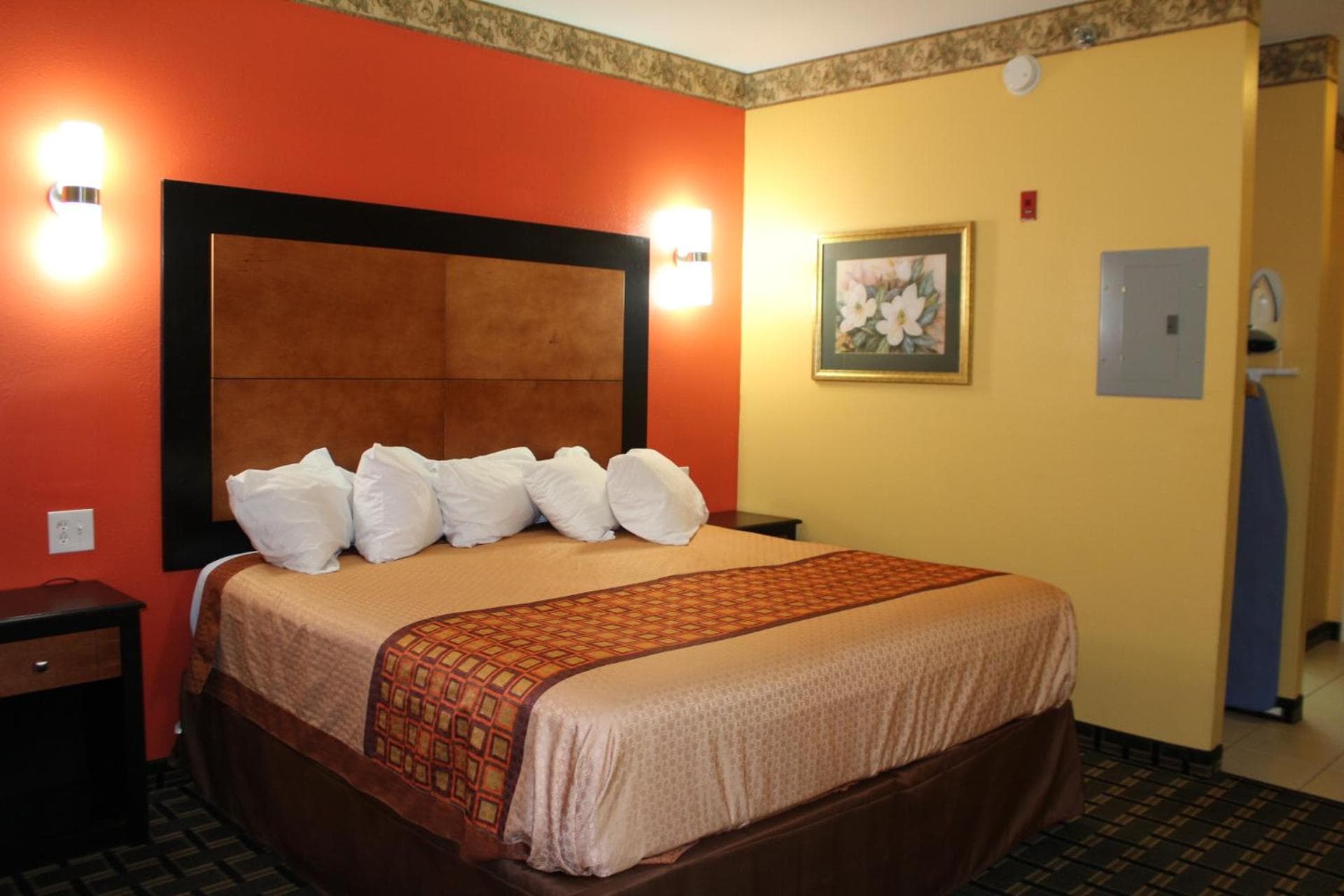 Magnolia Inn and Suites Southaven interior in Southaven, MS — gallery photo 2