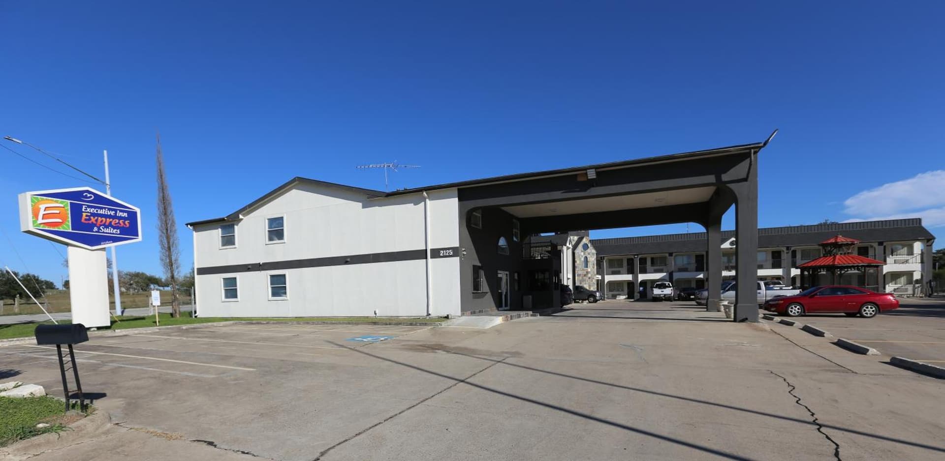 Hotel O Executive Inn & Suites Cuero Hwy 87 property views in Cuero, TX — gallery photo 3