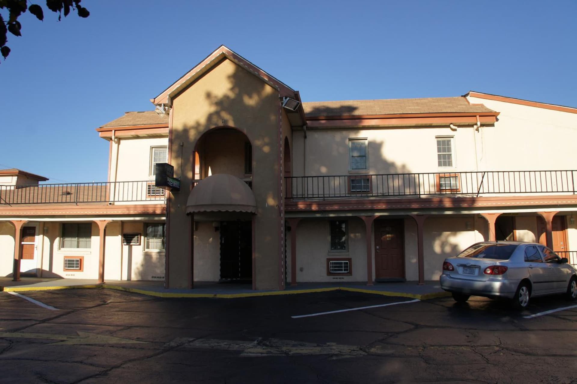 Royalinn & suites property views in Burlington, NC — gallery photo 3