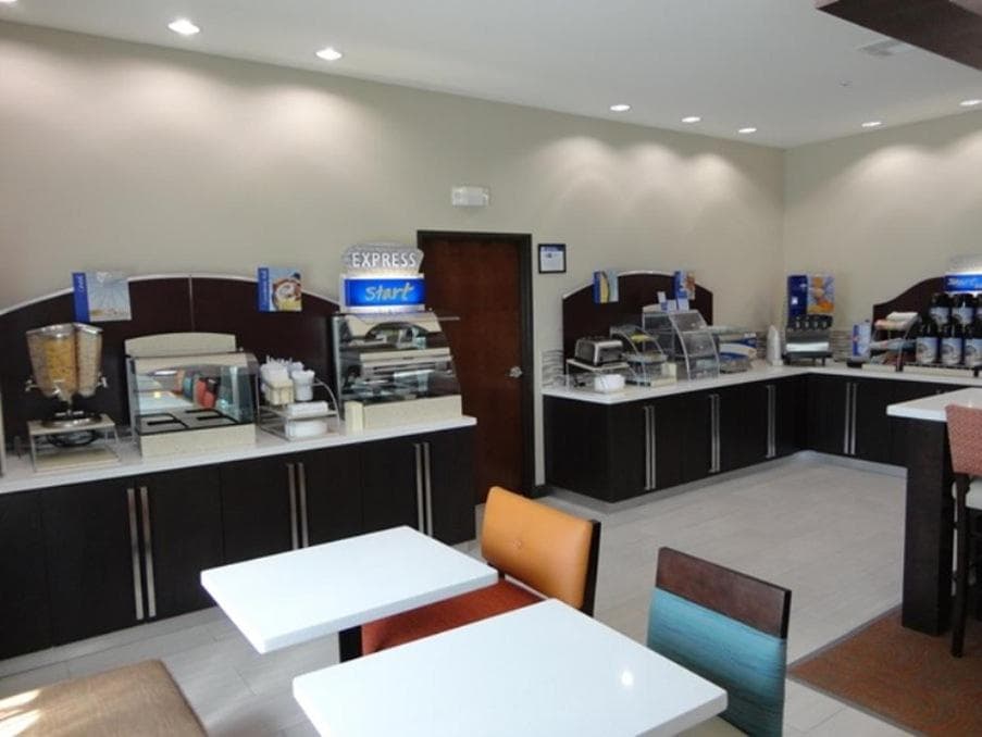 Holiday Inn Express Kenedy by IHG interior in Kenedy, TX — gallery photo 2