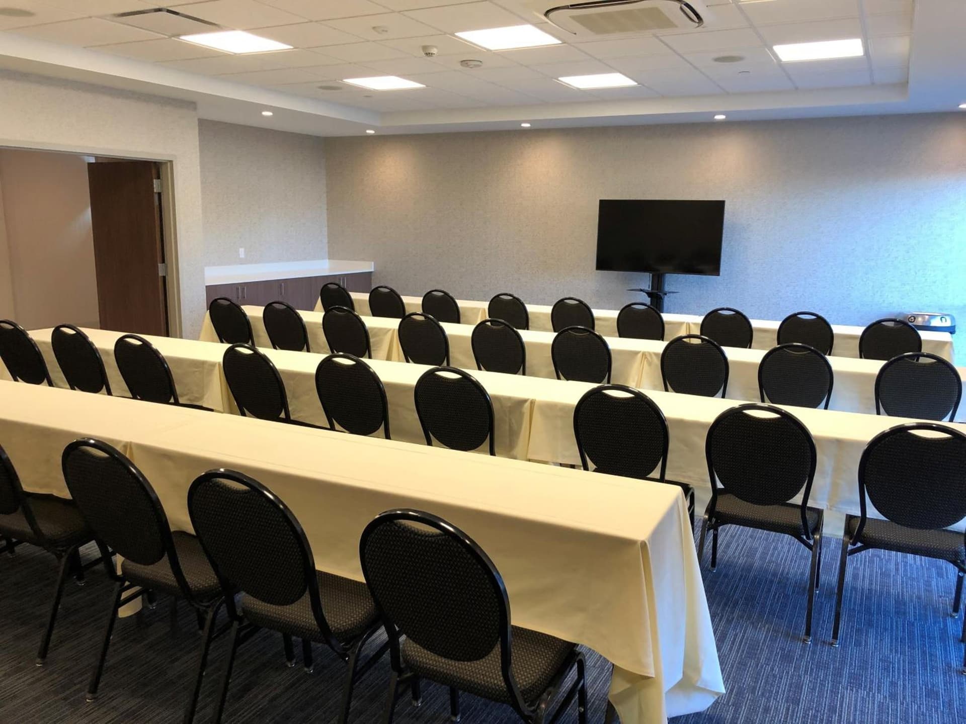 Holiday Inn Express & Suites - Springfield North by IHG interior in Springfield, MO — gallery photo 2