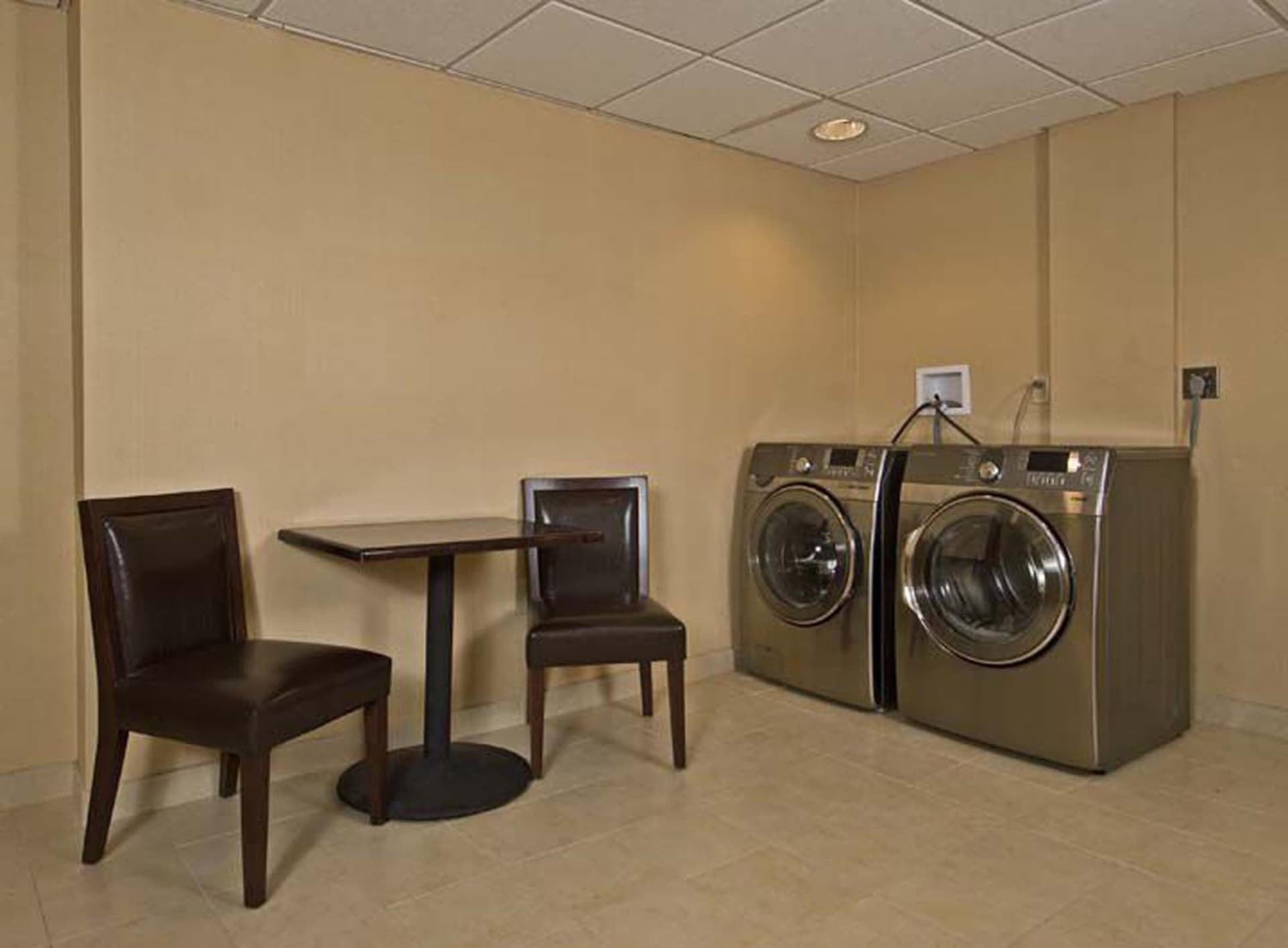Armoni Inn & Suites property views in Orangeburg, NY — gallery photo 3