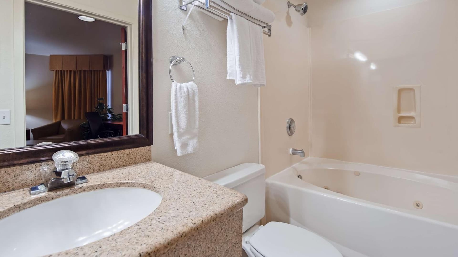 Best Western Plus Villa Del Lago Inn Patterson gallery photo in Patterson, CA — image 12