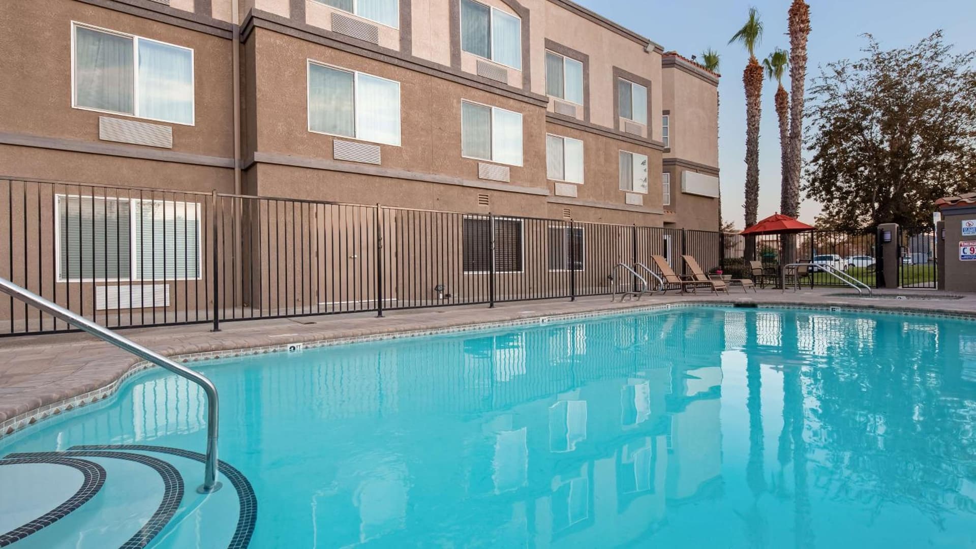 Best Western Plus Villa Del Lago Inn Patterson gallery photo in Patterson, CA — image 5