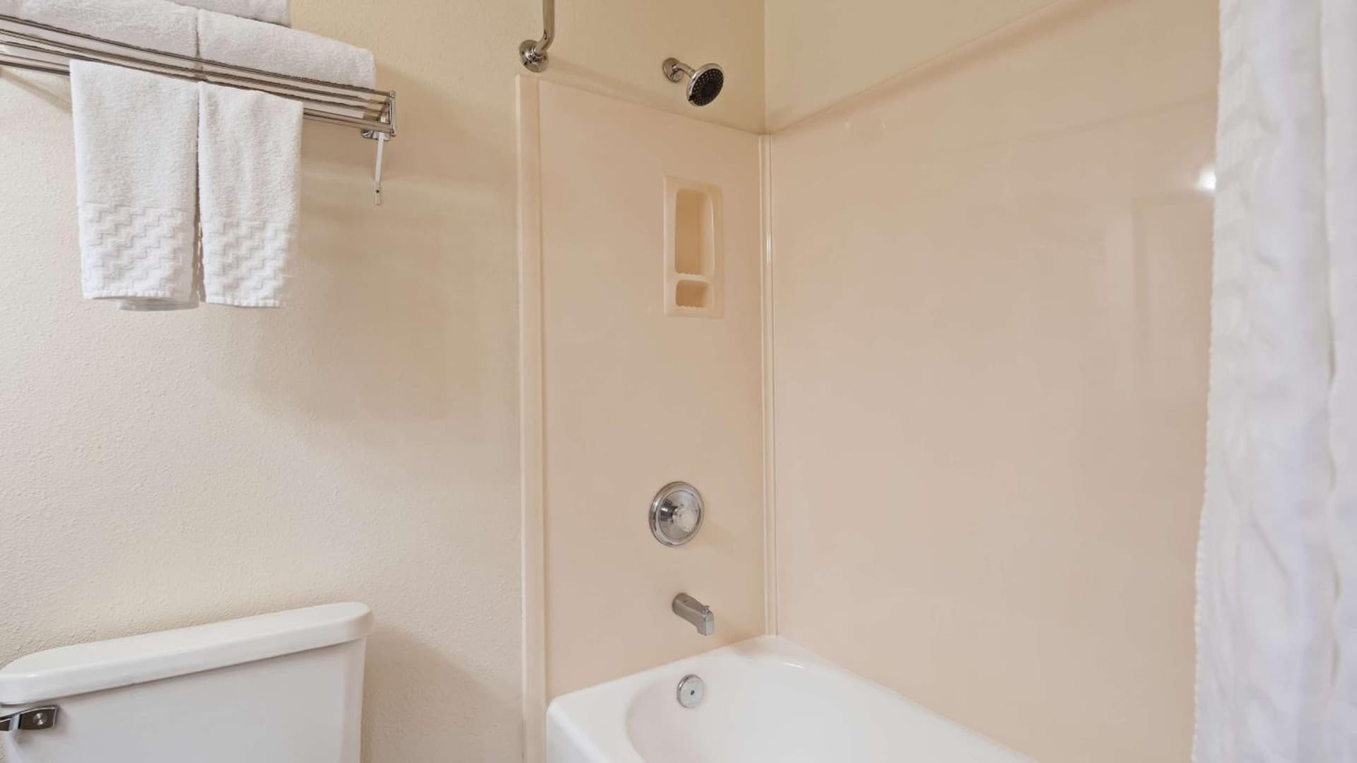 Best Western Plus Villa Del Lago Inn Patterson gallery photo in Patterson, CA — image 20