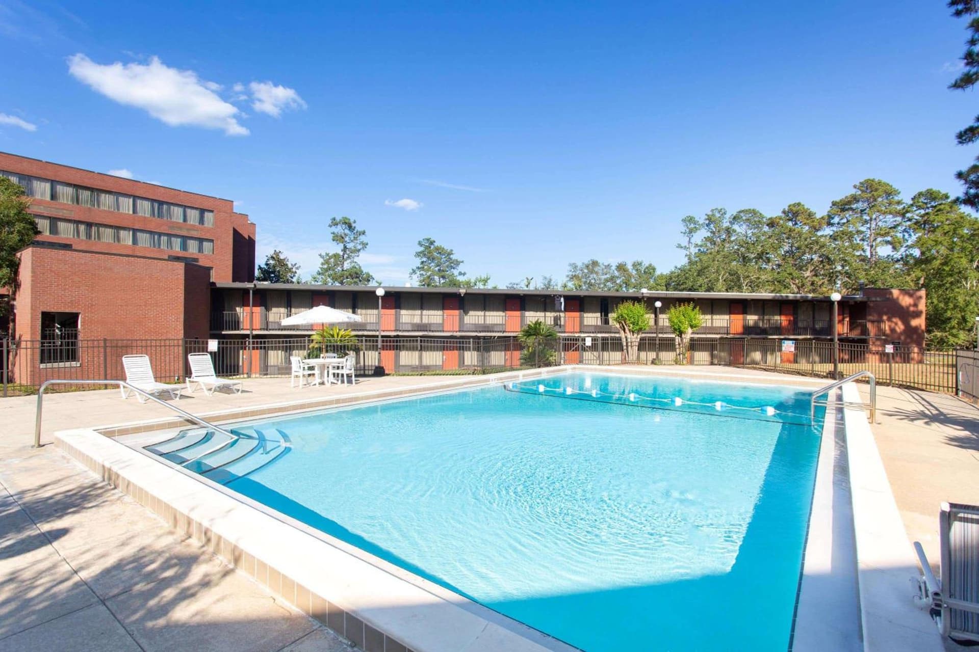 Days Inn & Suites by Wyndham Tallahassee Conf Center I-10 gallery photo in Tallahassee, FL — image 47