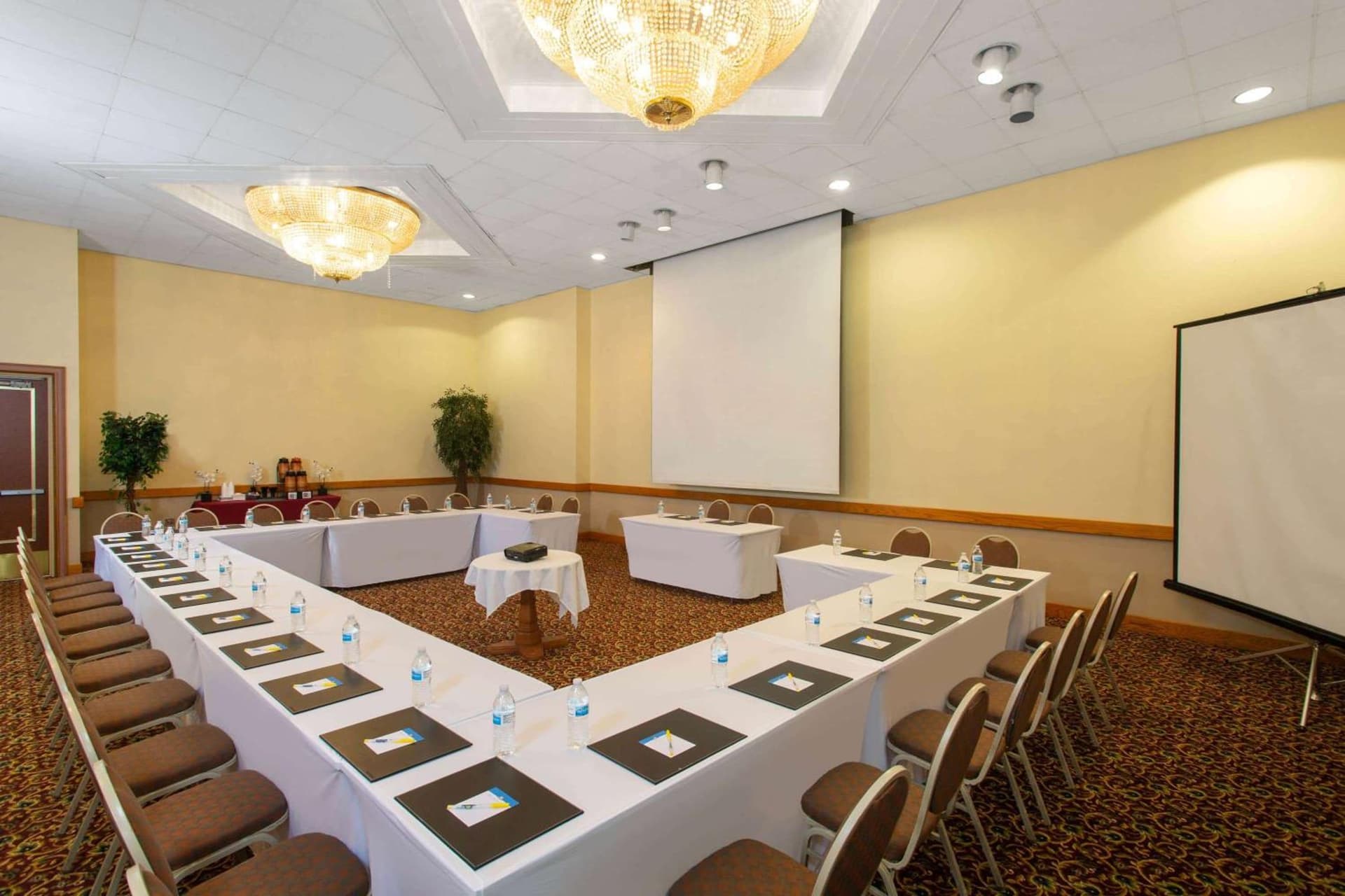 Days Inn & Suites by Wyndham Tallahassee Conf Center I-10 gallery photo in Tallahassee, FL — image 53
