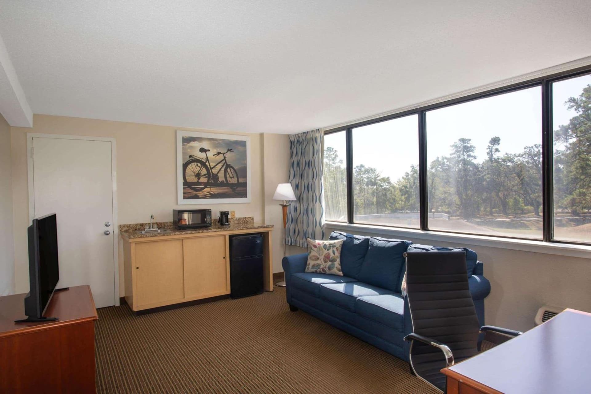 Days Inn & Suites by Wyndham Tallahassee Conf Center I-10 gallery photo in Tallahassee, FL — image 7
