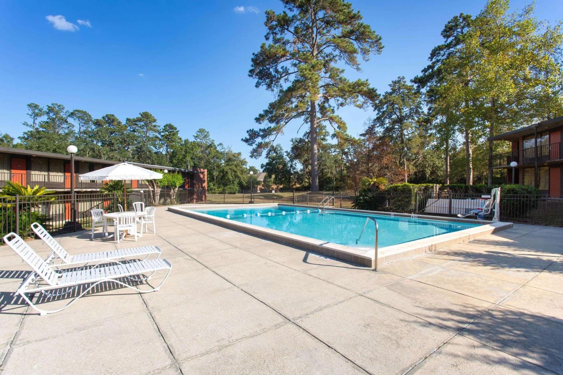 Days Inn & Suites by Wyndham Tallahassee Conf Center I-10 gallery photo in Tallahassee, FL — image 45
