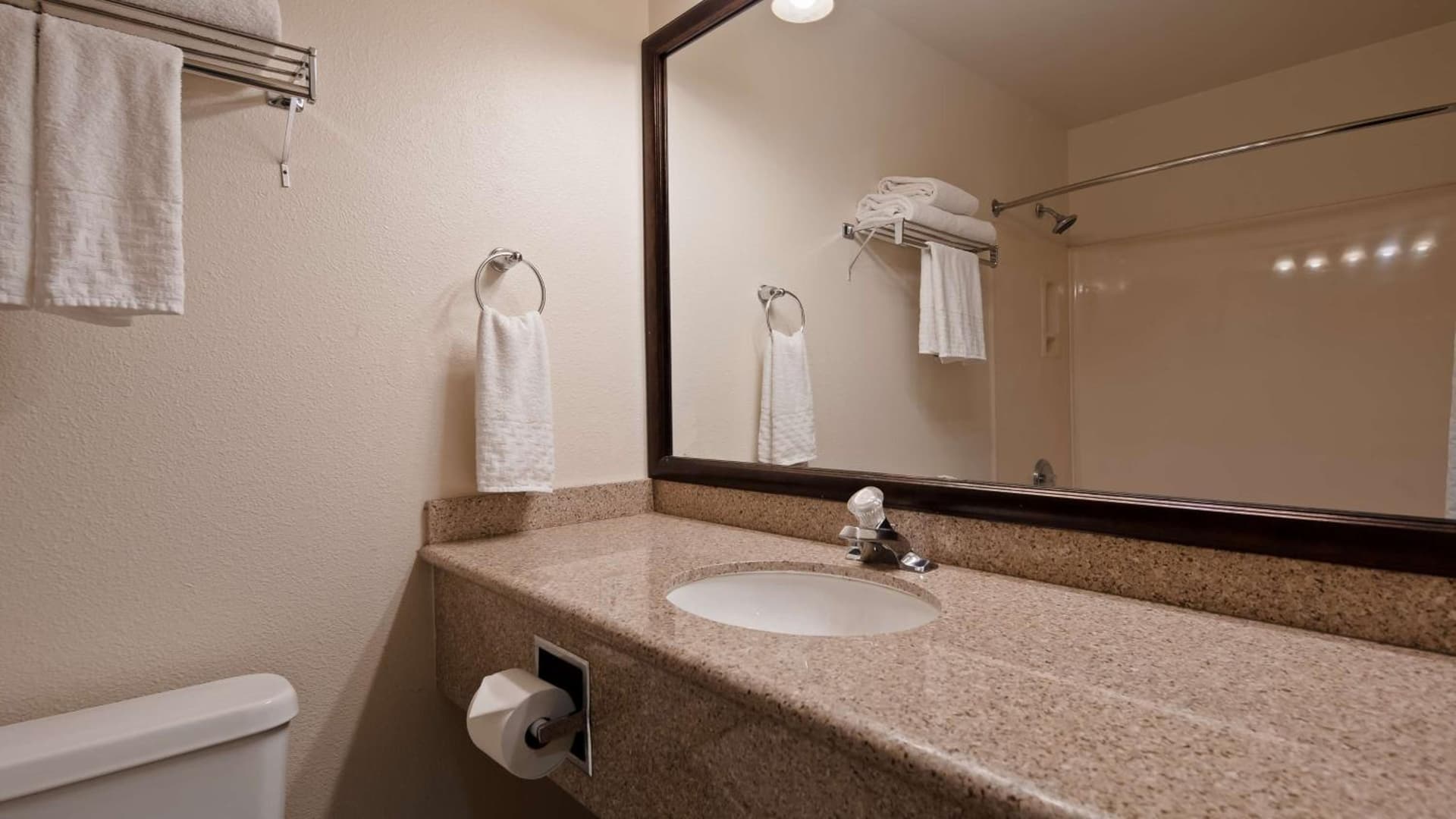 Best Western Plus Villa Del Lago Inn Patterson gallery photo in Patterson, CA — image 10