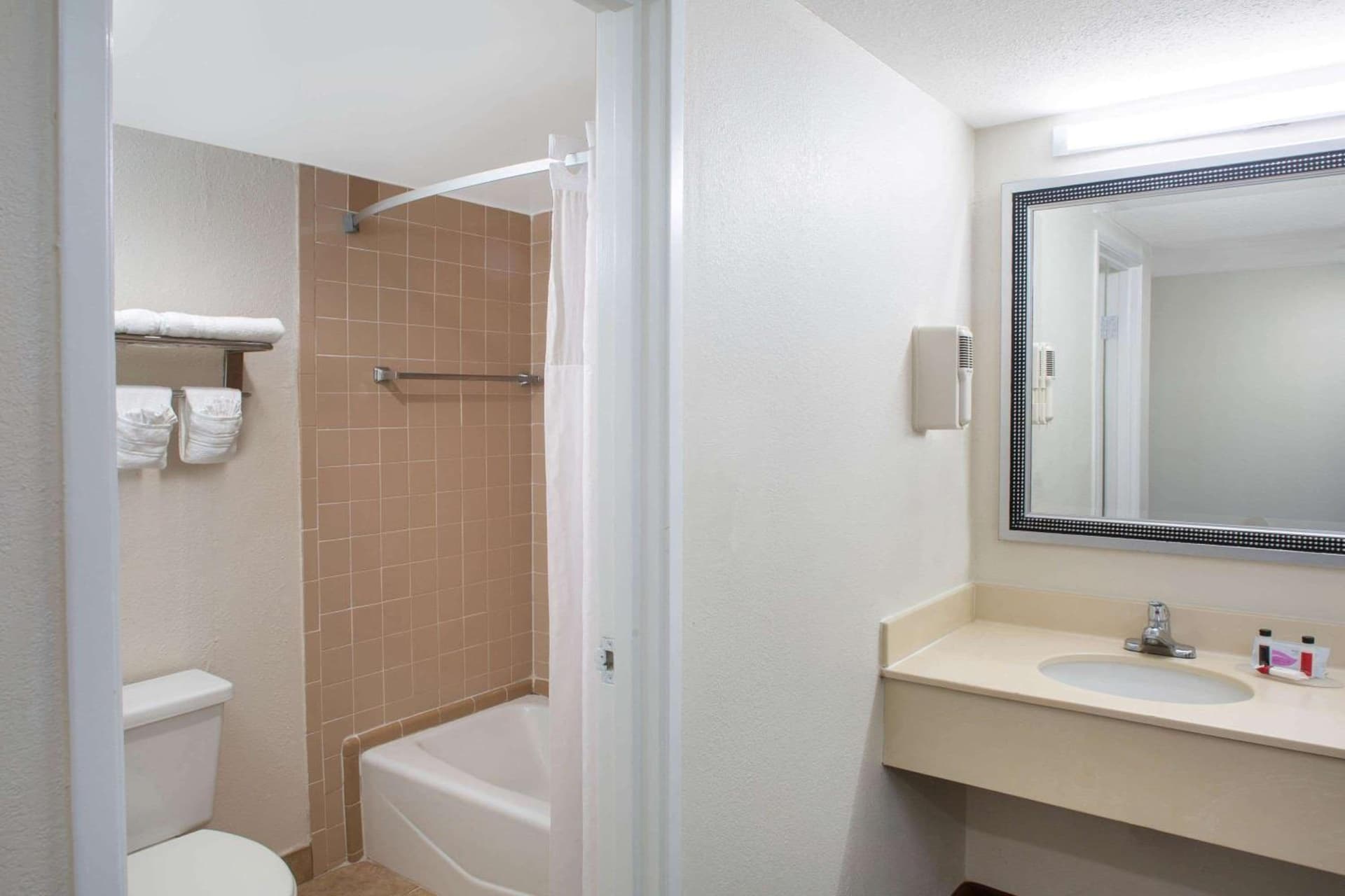 Days Inn & Suites by Wyndham Tallahassee Conf Center I-10 gallery photo in Tallahassee, FL — image 27