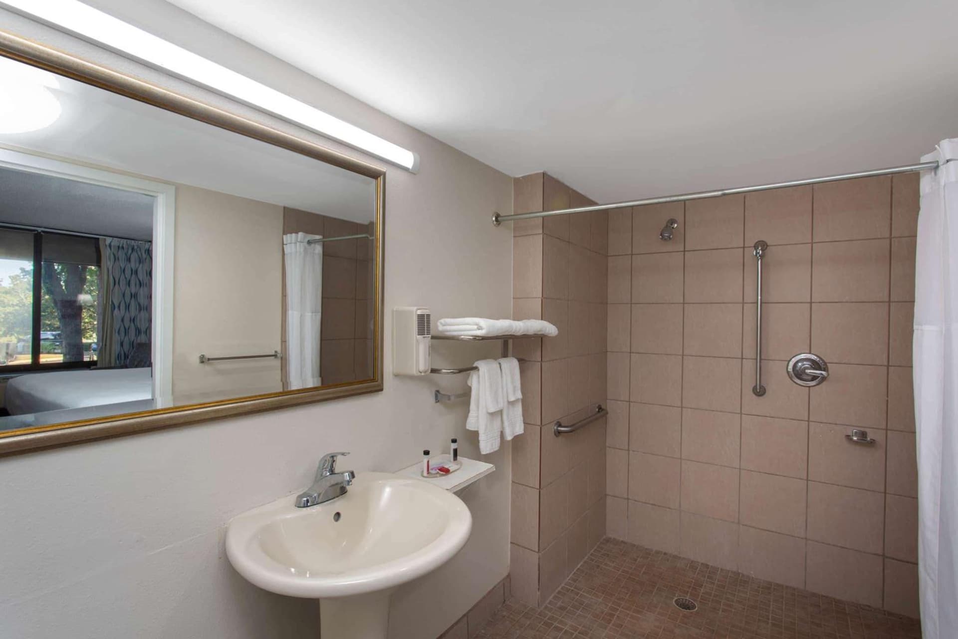Days Inn & Suites by Wyndham Tallahassee Conf Center I-10 gallery photo in Tallahassee, FL — image 46