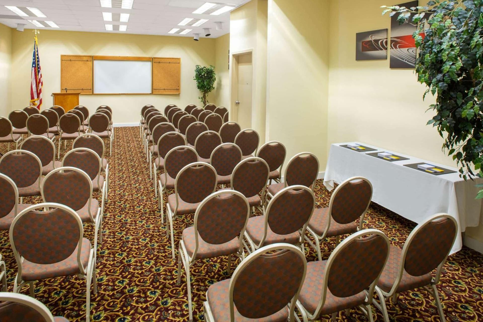 Days Inn & Suites by Wyndham Tallahassee Conf Center I-10 gallery photo in Tallahassee, FL — image 16