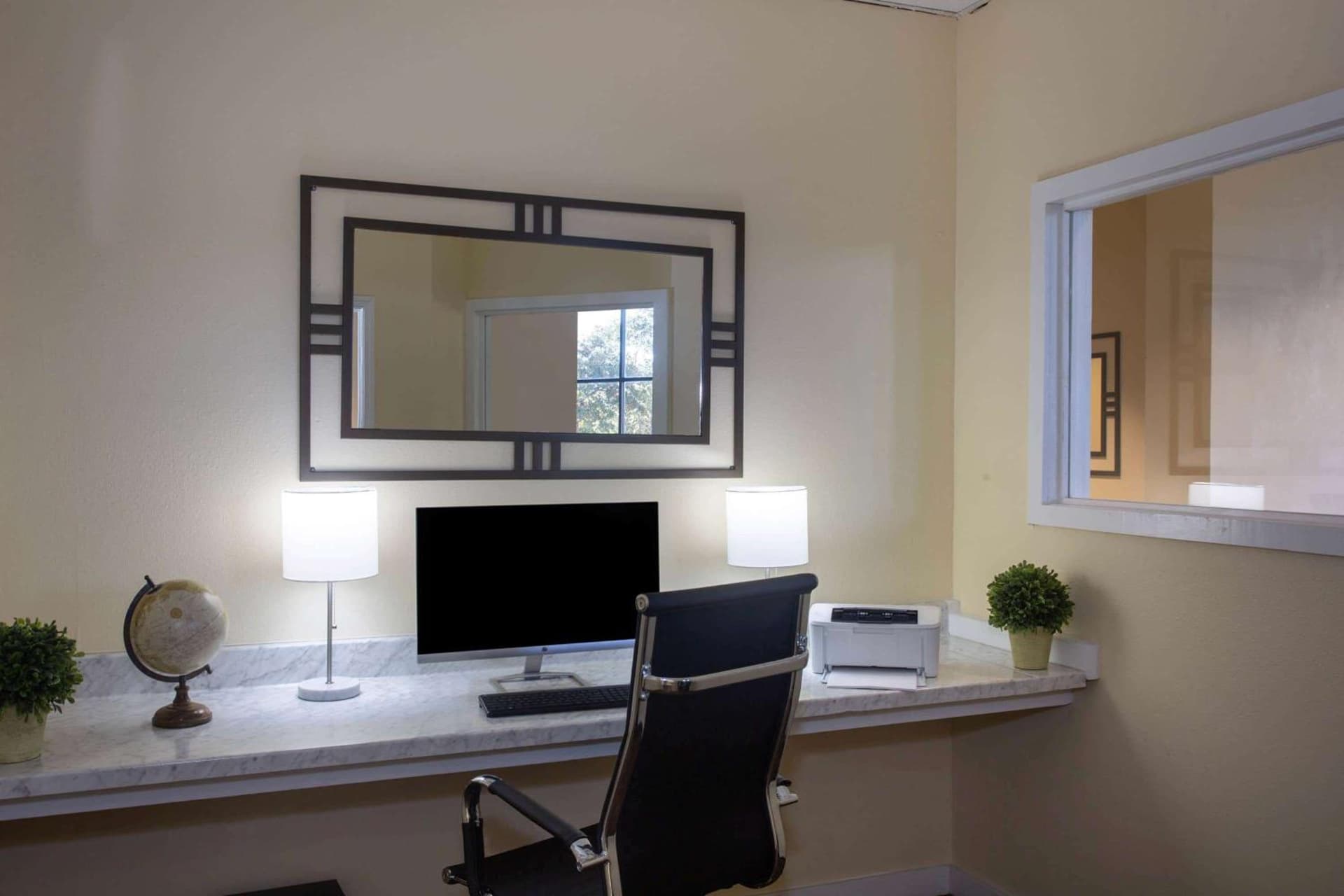 Days Inn & Suites by Wyndham Tallahassee Conf Center I-10 gallery photo in Tallahassee, FL — image 10