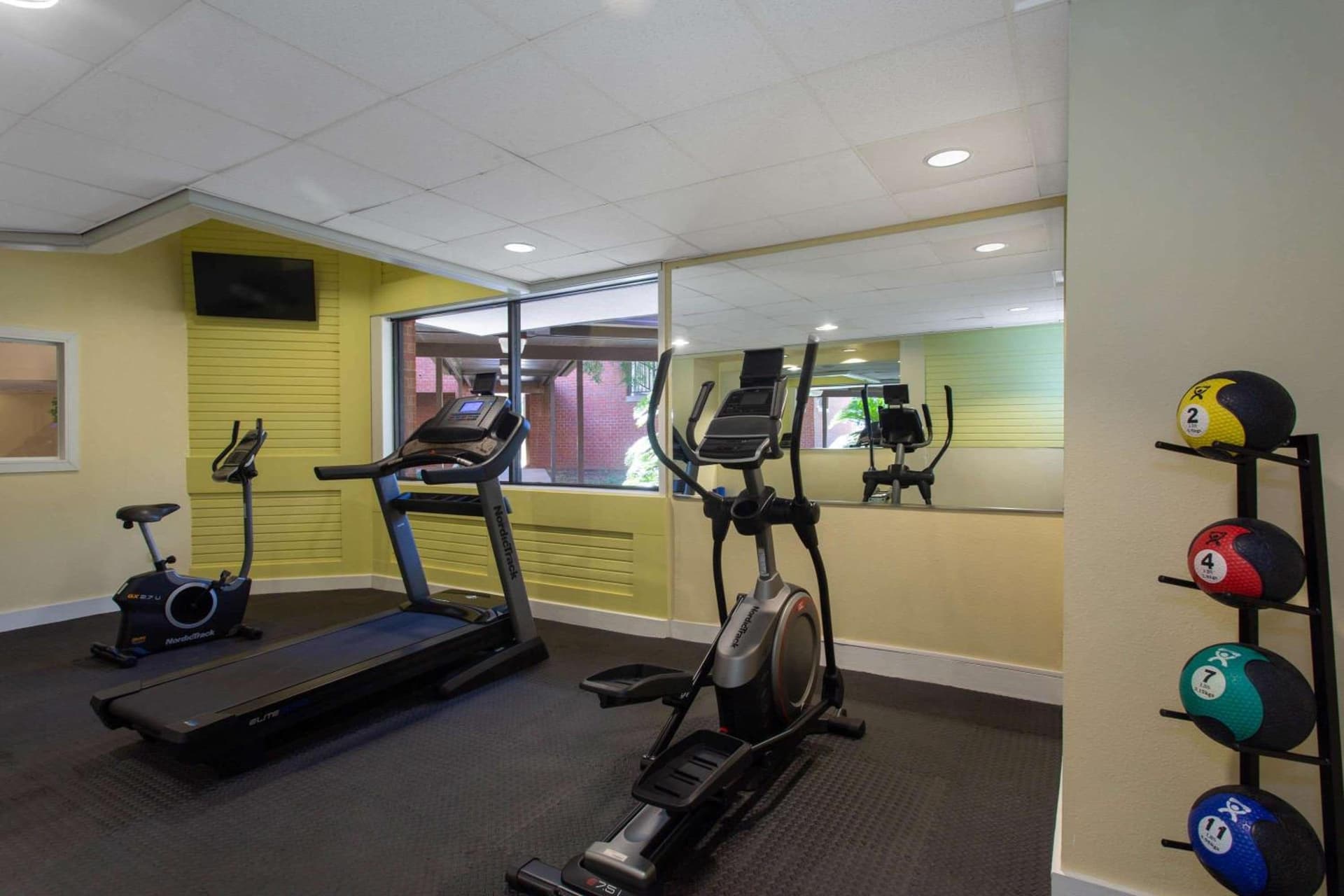 Days Inn & Suites by Wyndham Tallahassee Conf Center I-10 gallery photo in Tallahassee, FL — image 37