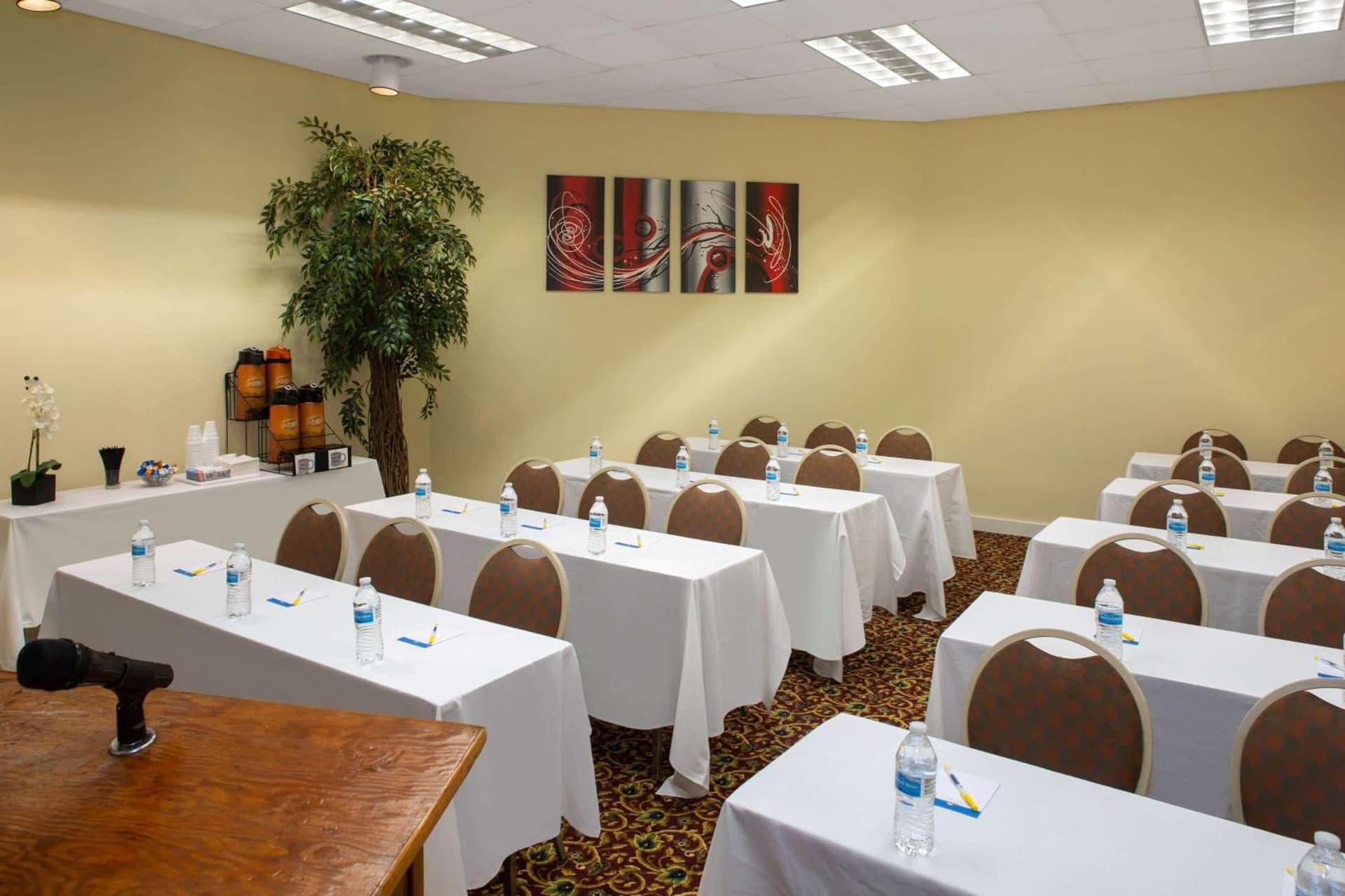 Days Inn & Suites by Wyndham Tallahassee Conf Center I-10 gallery photo in Tallahassee, FL — image 38
