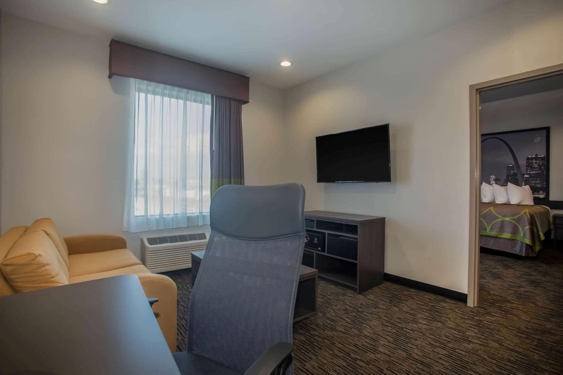 Super 8 by Wyndham St. Louis North gallery photo in Saint Louis, MO — image 24