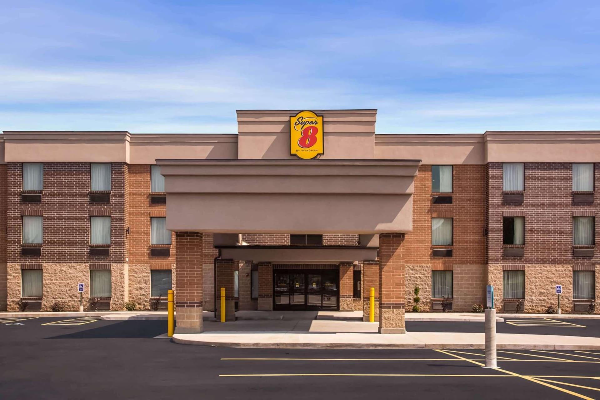 Super 8 by Wyndham St. Louis North property views in Saint Louis, MO — gallery photo 3