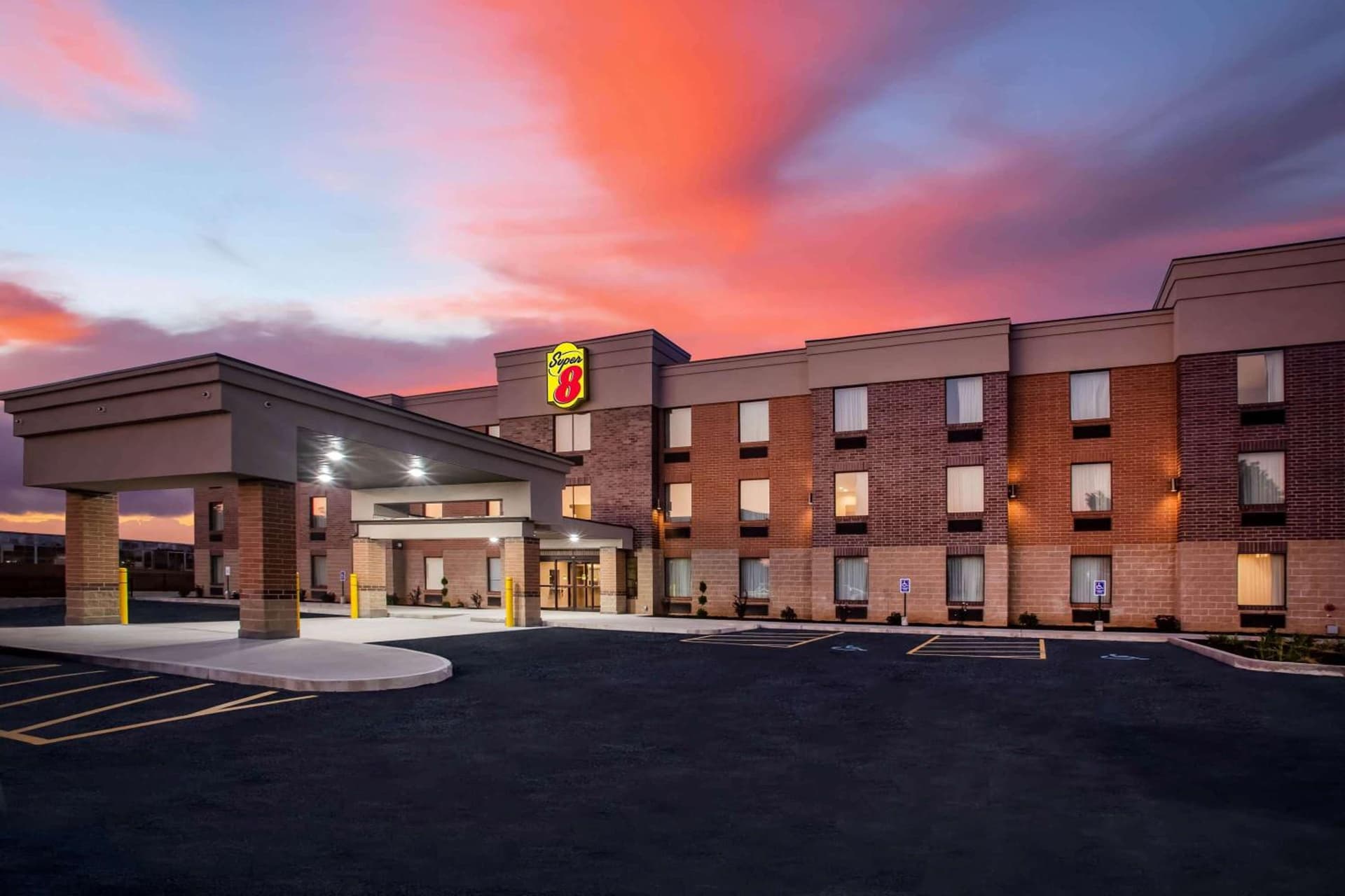 Super 8 by Wyndham St. Louis North interior in Saint Louis, MO — gallery photo 2