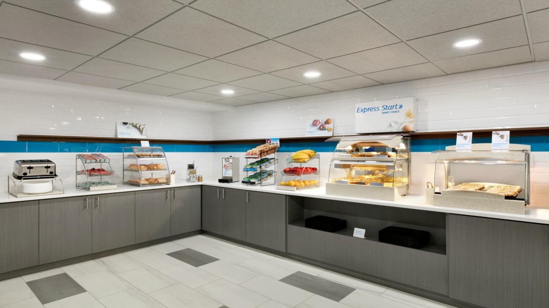 Holiday Inn Express - Williamsburg Busch Gardens Area by IHG interior in Williamsburg, VA — gallery photo 2