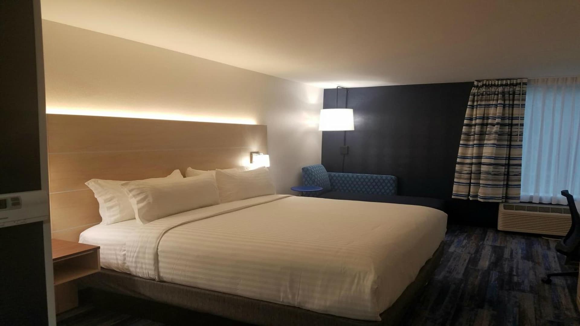 Holiday Inn Express - Williamsburg Busch Gardens Area by IHG interior in Williamsburg, VA — gallery photo 2