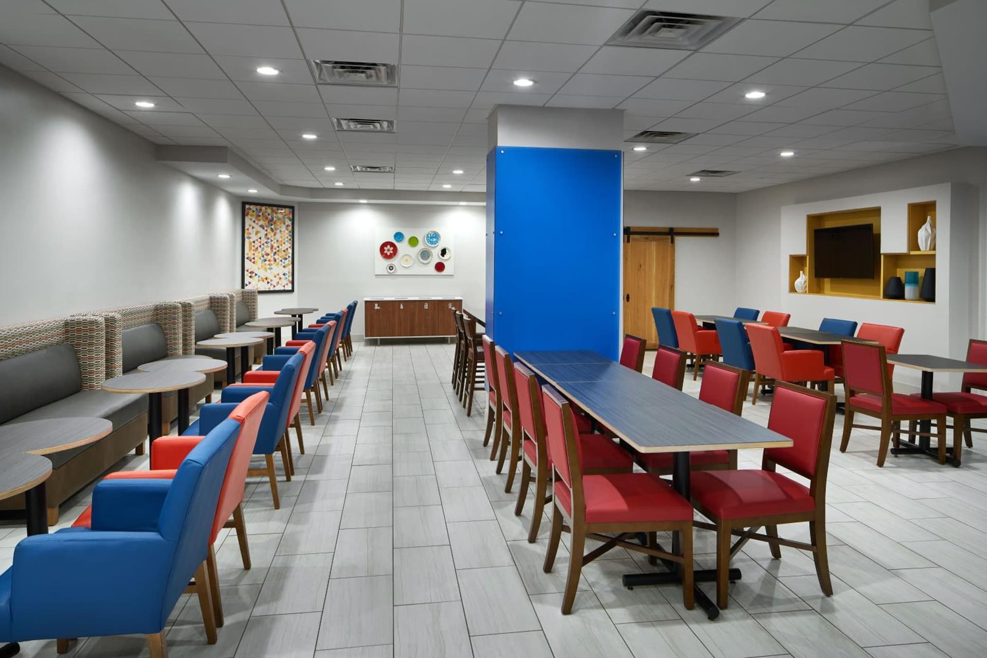 Holiday Inn Express - Richmond Downtown by IHG interior in Richmond, VA — gallery photo 2