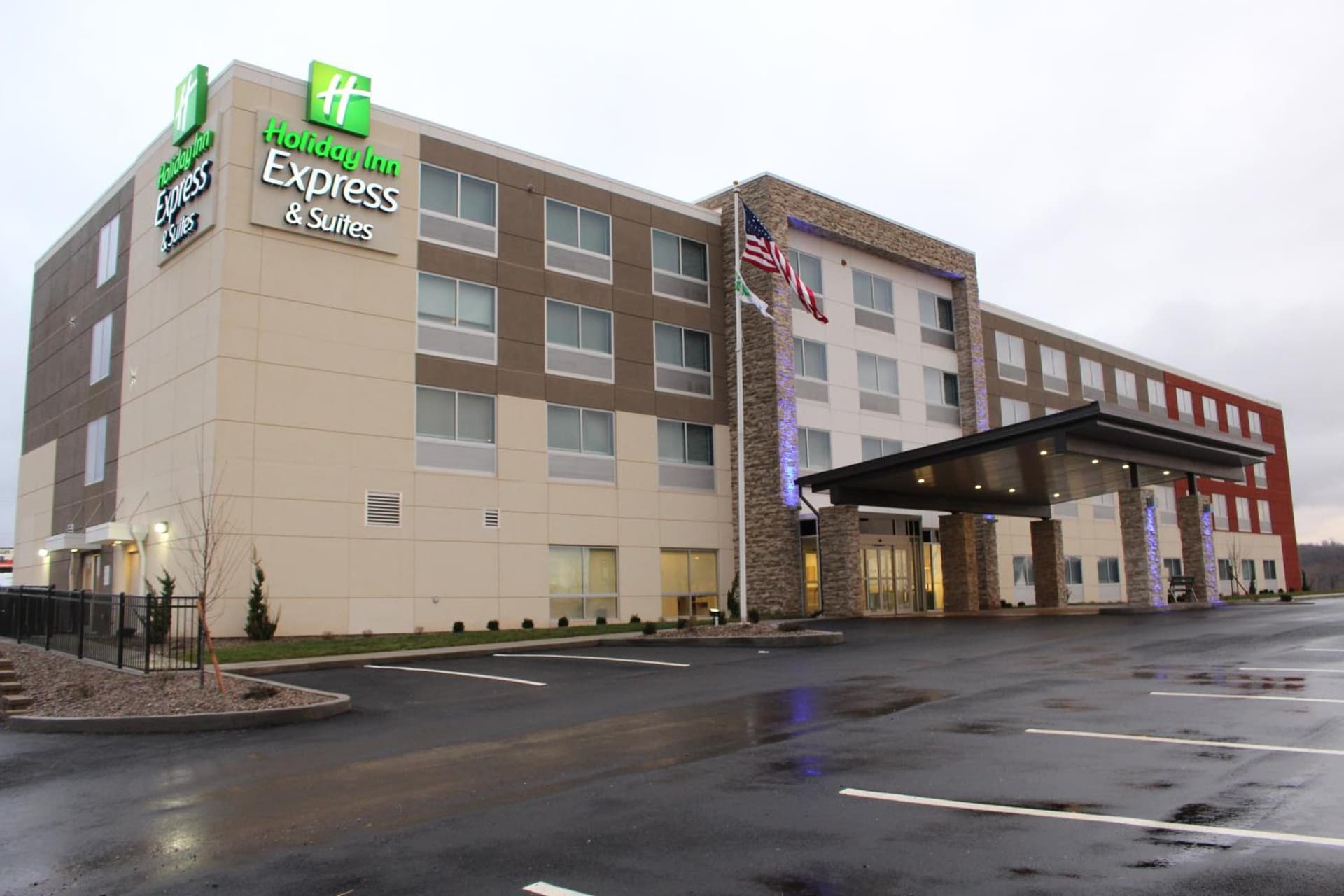 Holiday Inn Express & Suites - Marietta by IHG featured exterior or lobby in Marietta, OH — similar hotel