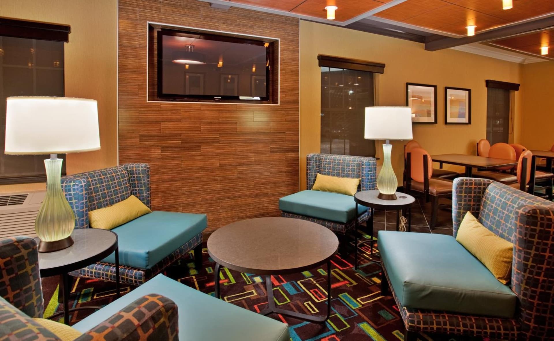 Holiday Inn Express Hotel & Suites North Kansas City by IHG interior in Kansas City, MO — gallery photo 2