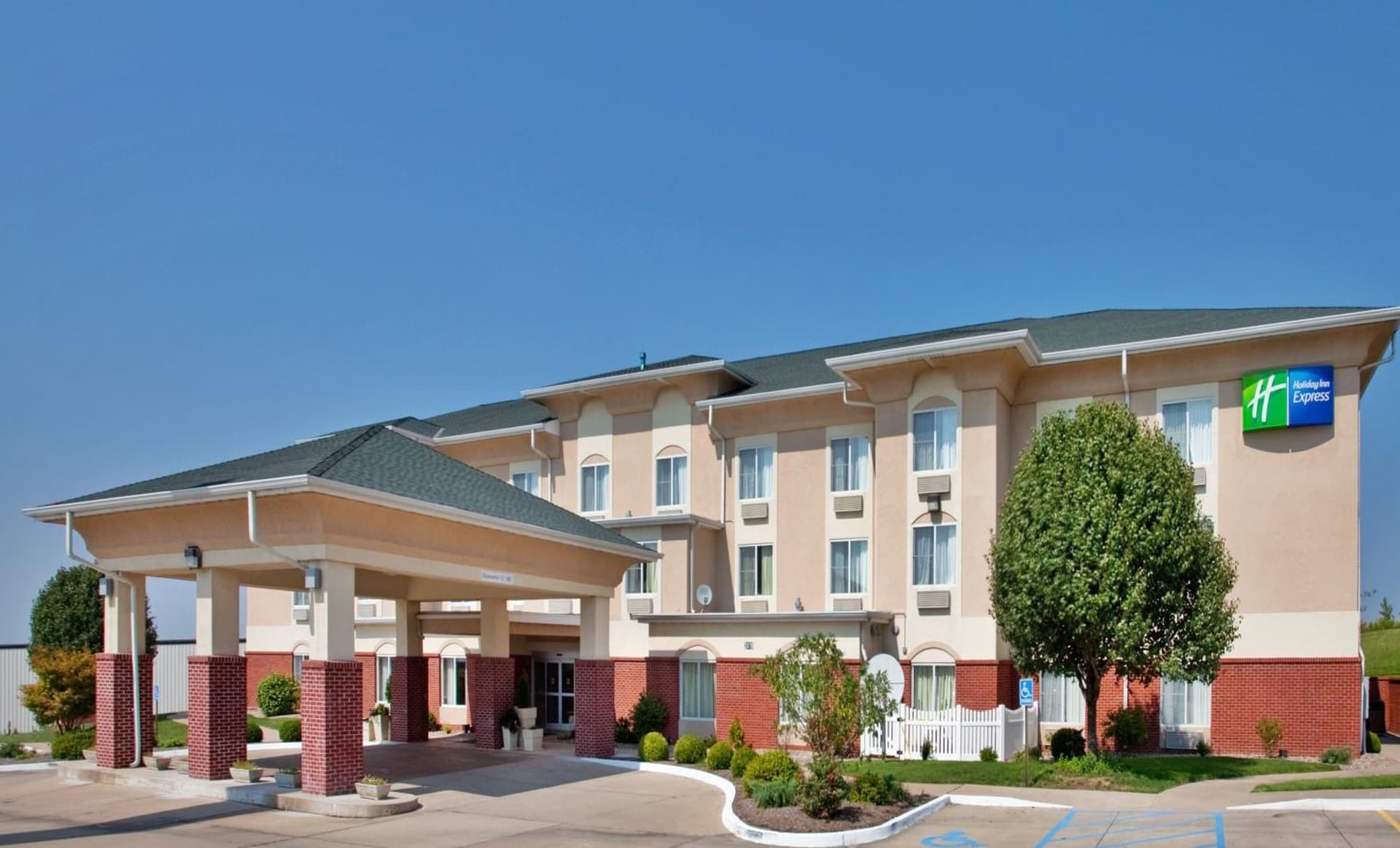 Holiday Inn Express Boonville by IHG featured exterior or lobby in Boonville, MO — similar hotel