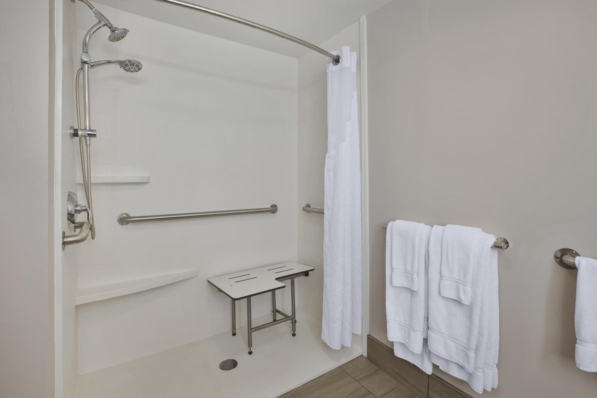 Holiday Inn Express Tiffin by IHG interior in Tiffin, OH — gallery photo 2