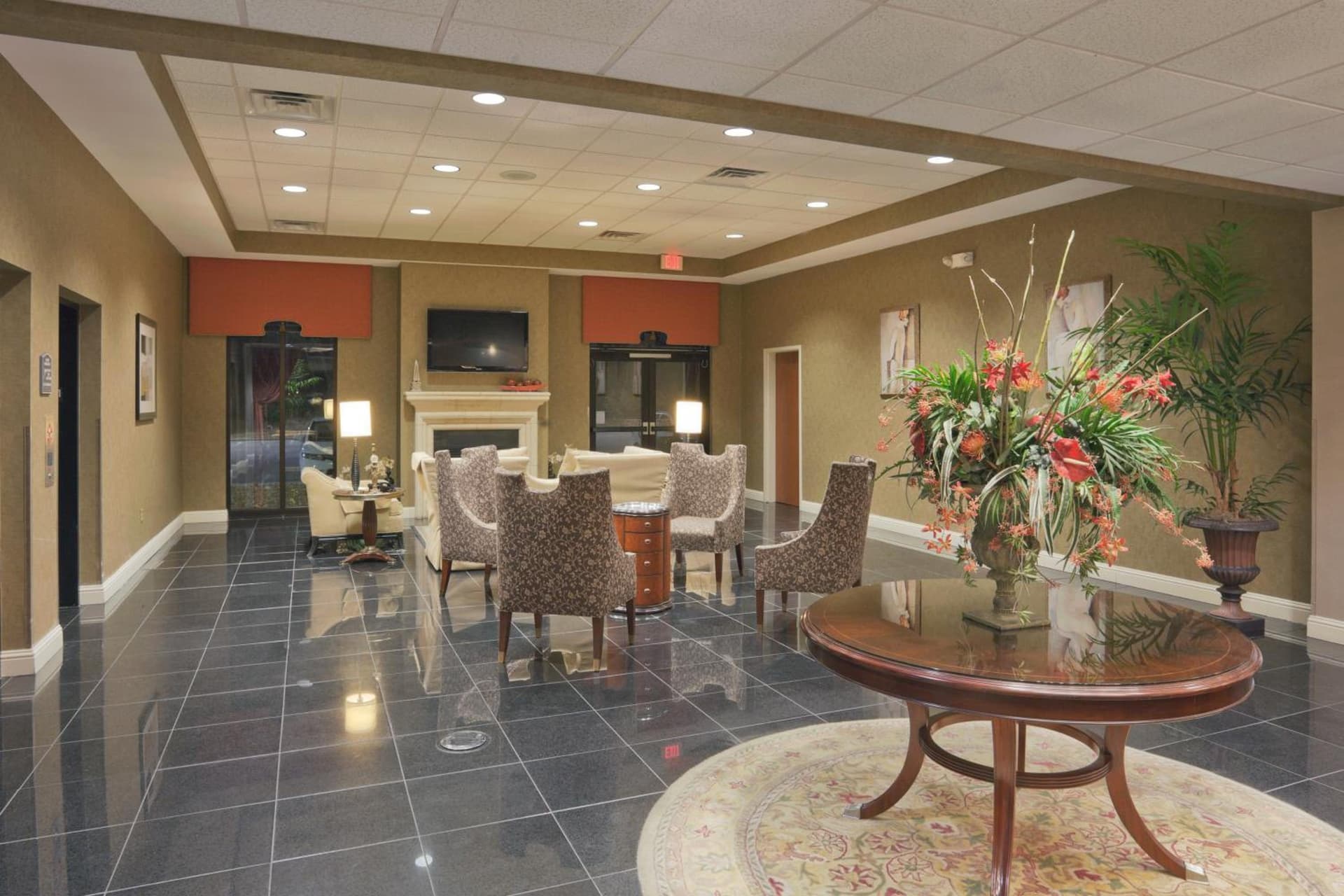 Holiday Inn Express & Suites Carbondale - University Area interior in Carbondale, IL — gallery photo 2