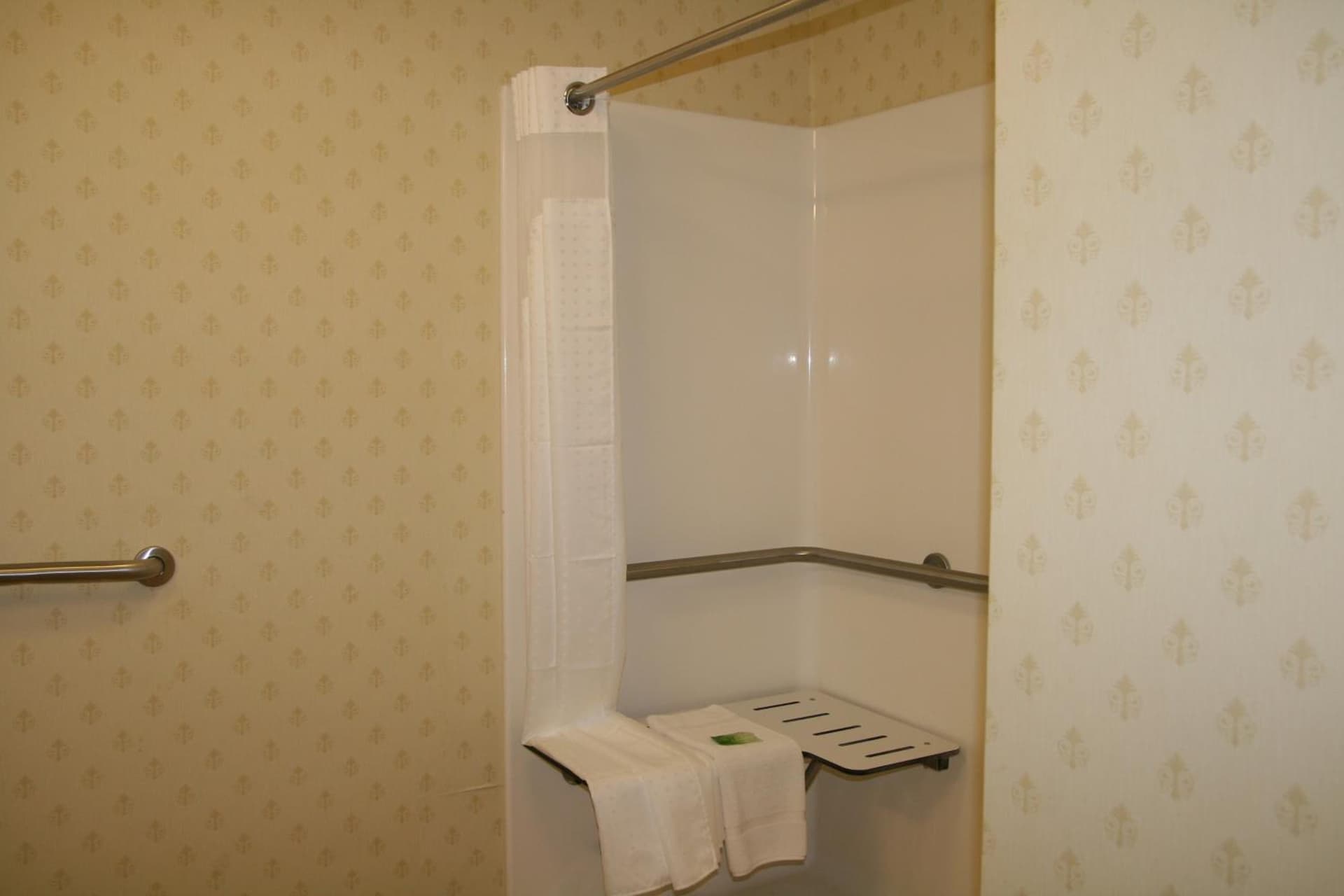 Holiday Inn Express & Suites - Grenada by IHG interior in Grenada, MS — gallery photo 2