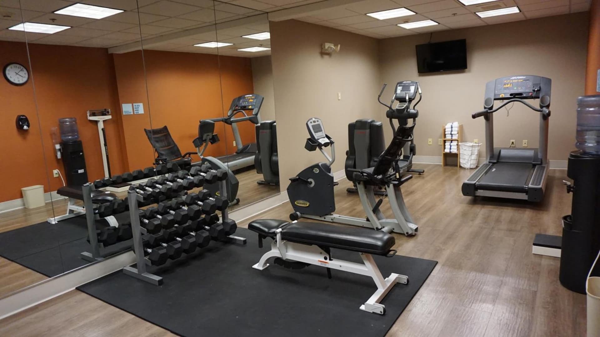 Holiday Inn Express & Suites Gibson by IHG interior in New Milford — gallery photo 2