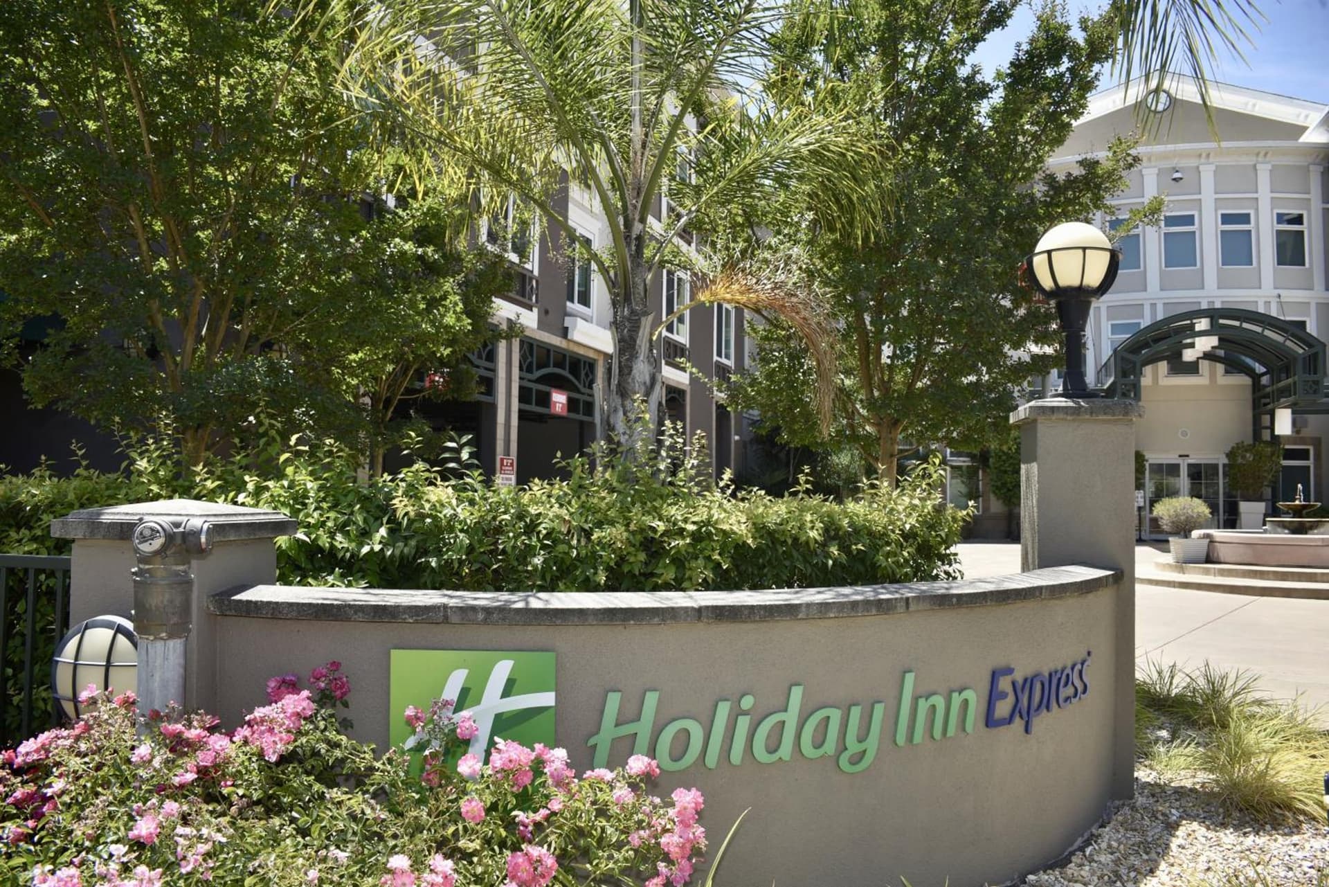 Holiday Inn Express Windsor Sonoma Wine Country by IHG interior in Windsor, CA — gallery photo 2