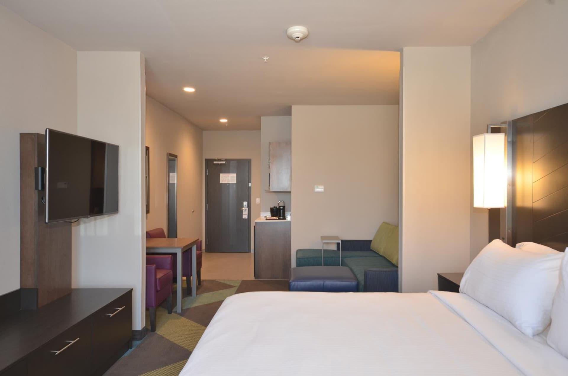 Holiday Inn Express & Suites Oklahoma City Mid - Arpt Area by IHG property views in Oklahoma City, OK — gallery photo 3
