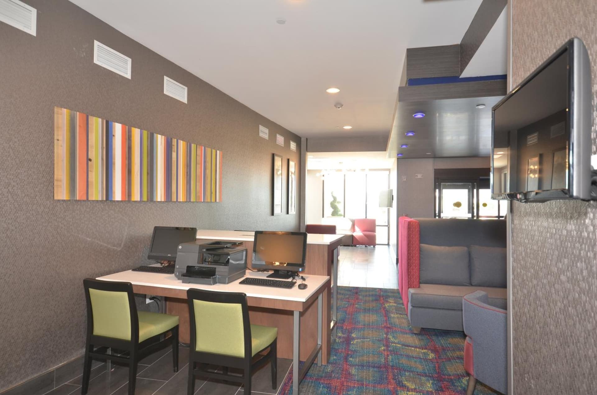 Holiday Inn Express & Suites Oklahoma City Mid - Arpt Area by IHG gallery photo in Oklahoma City, OK — image 8