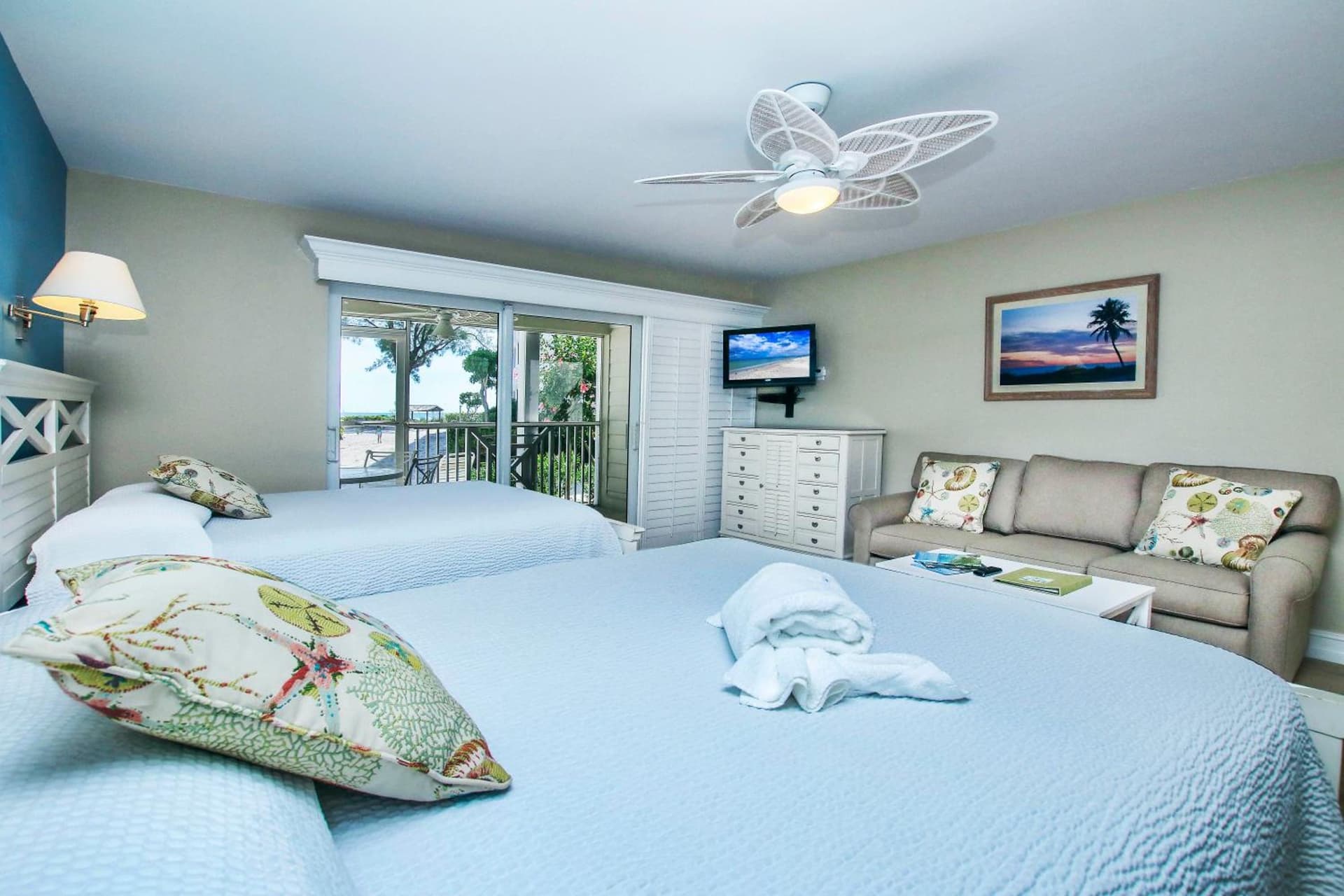 Island Inn interior in Sanibel, FL — gallery photo 2
