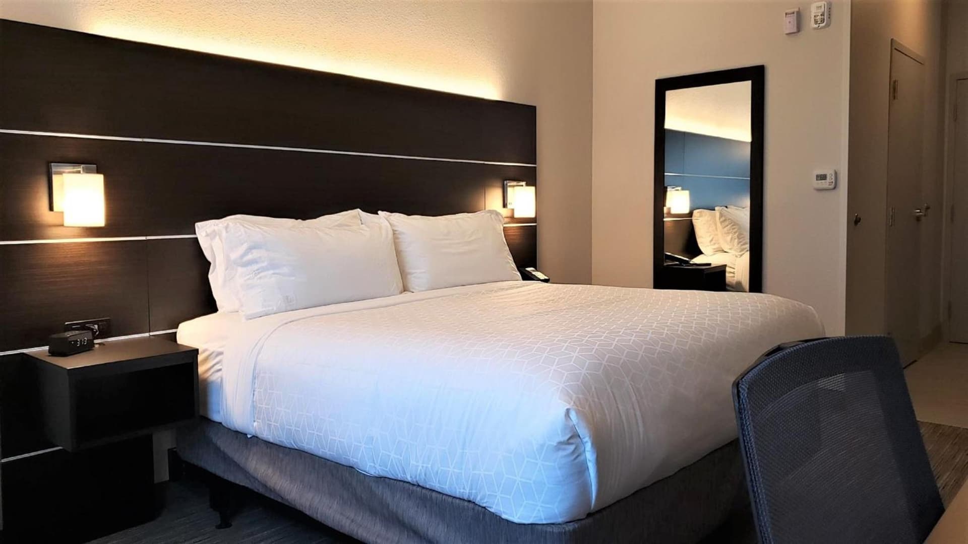 Holiday Inn Express & Suites Hood River by IHG property views in Hood River, OR — gallery photo 3
