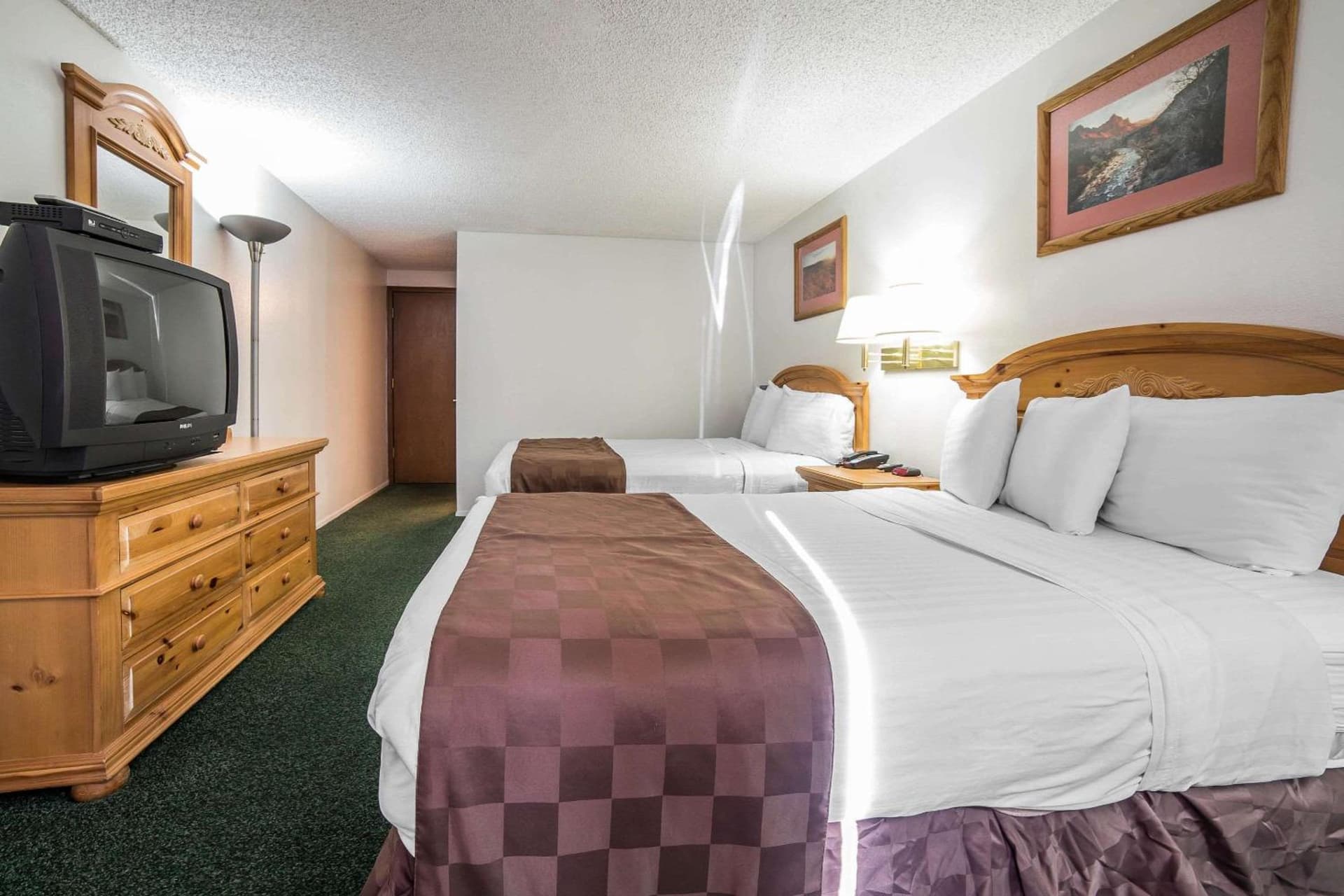 Rodeway Inn Bryce Canyon interior in Panguitch, UT — gallery photo 2