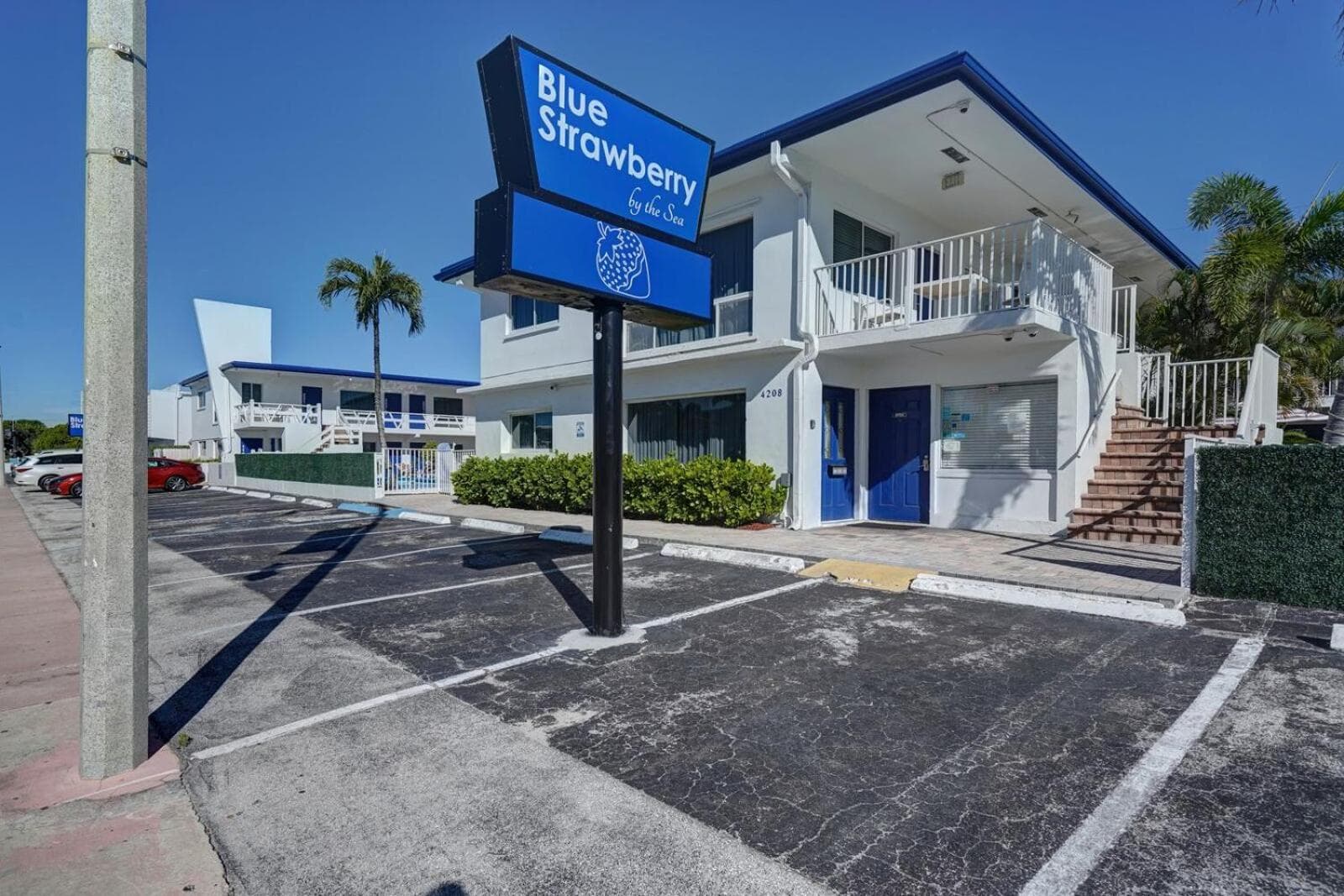 Blue Strawberry by the Sea featured exterior or lobby in Fort Lauderdale, FL — similar hotel