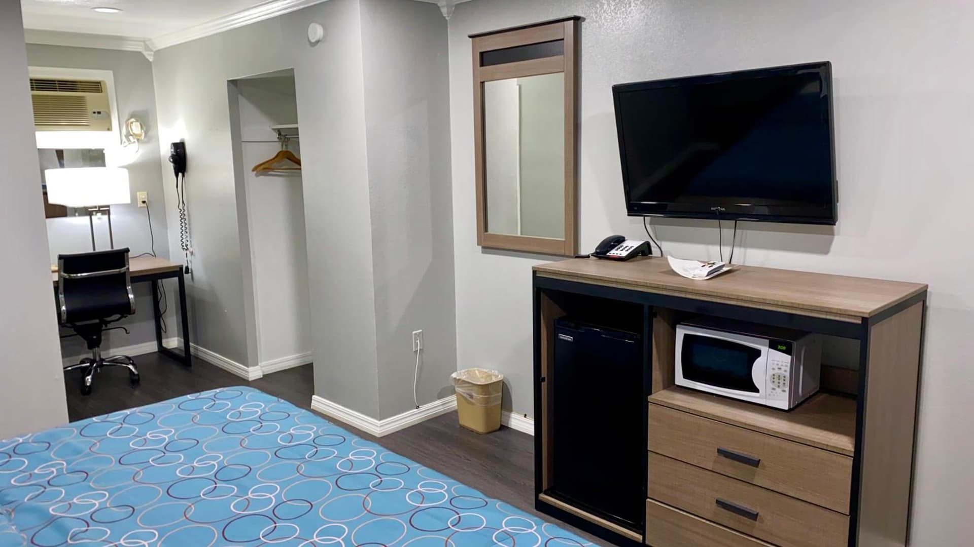 Budget Host Inn interior in Vernon, TX — gallery photo 2