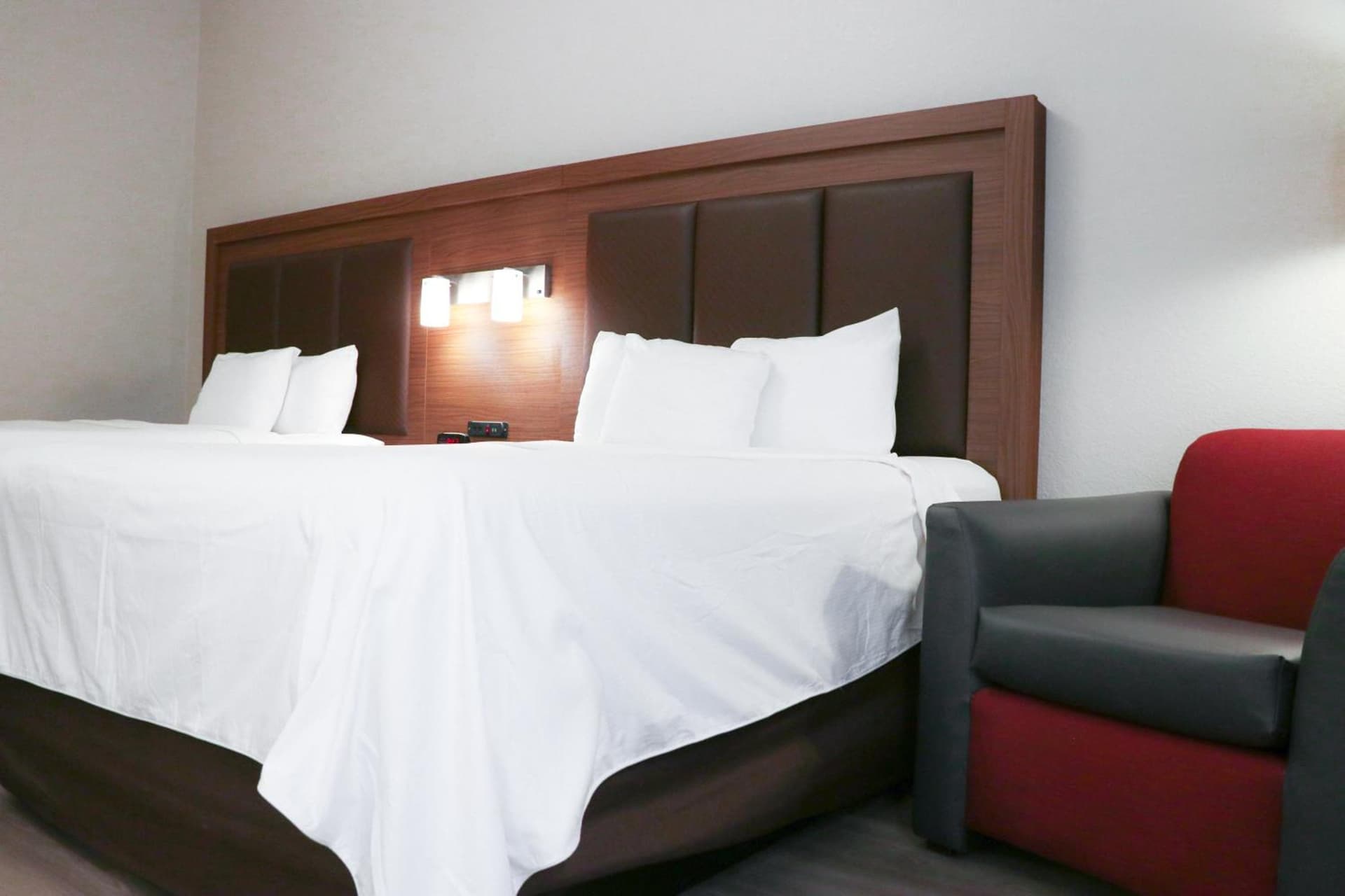 Days Inn & Suites by Wyndham Fort Myers Near JetBlue Park gallery photo in Fort Myers, FL — image 9