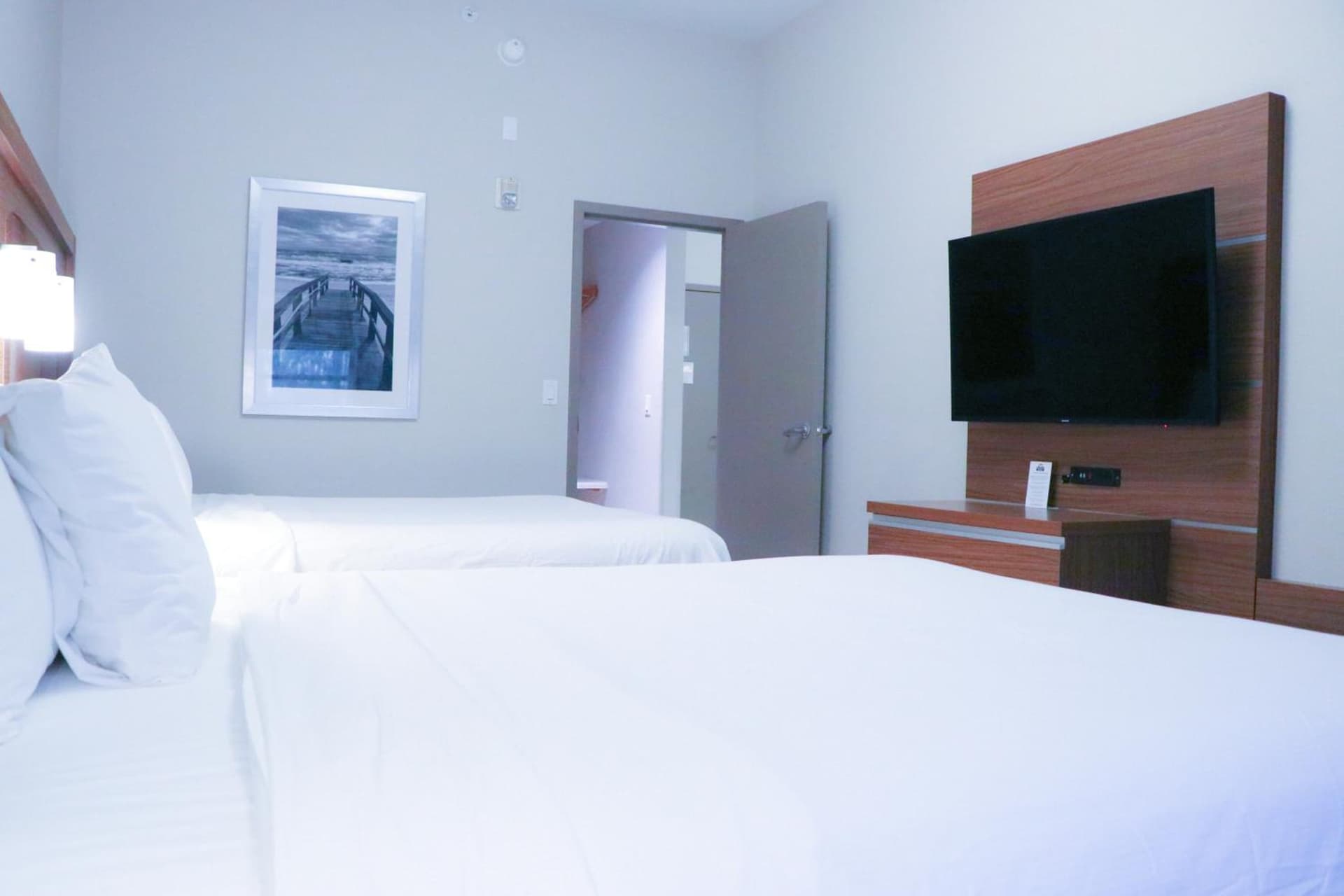 Days Inn & Suites by Wyndham Fort Myers Near JetBlue Park gallery photo in Fort Myers, FL — image 4