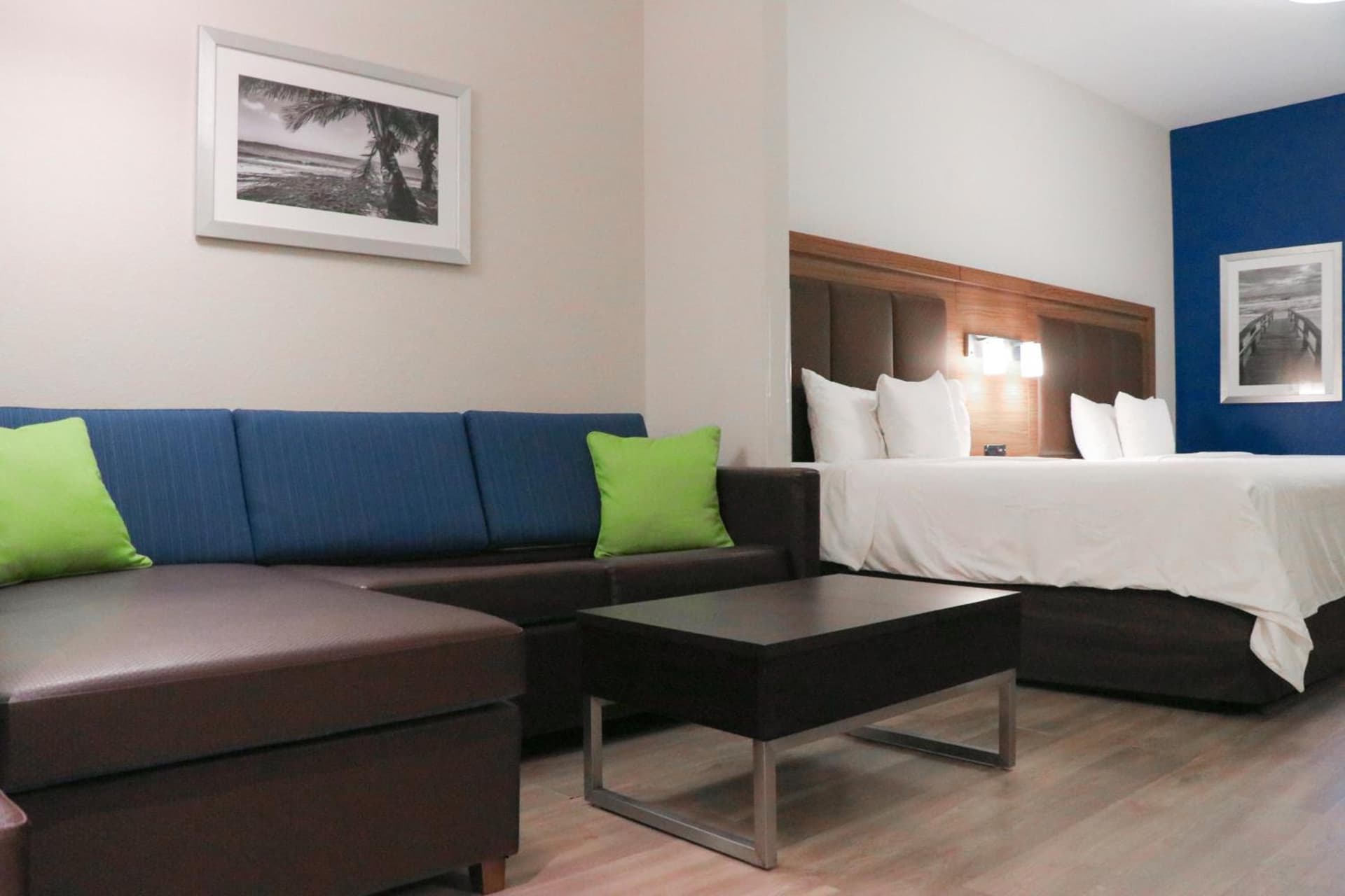 Days Inn & Suites by Wyndham Fort Myers Near JetBlue Park interior in Fort Myers, FL — gallery photo 2