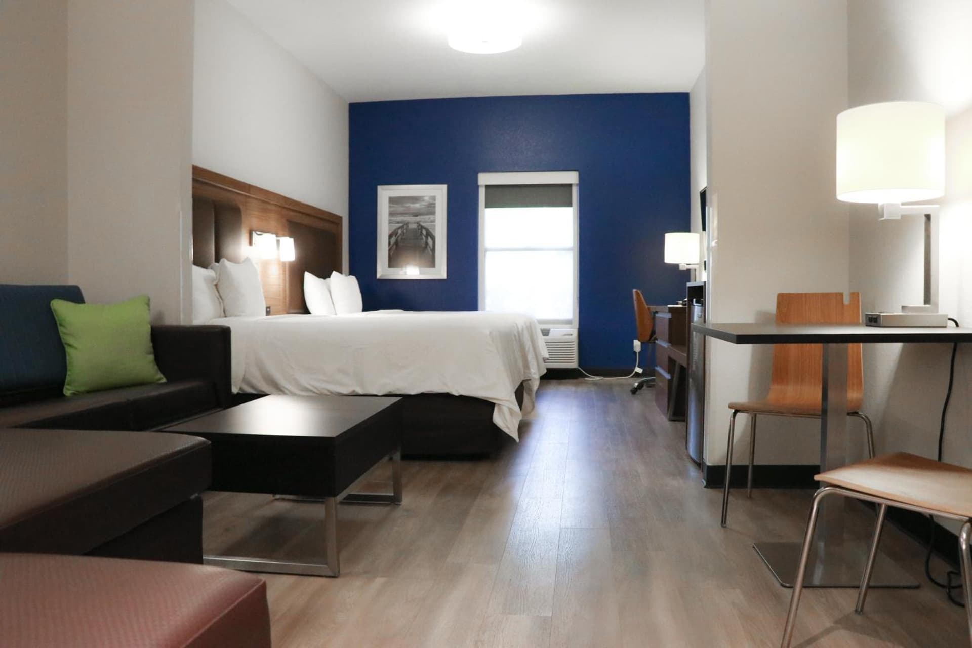 Days Inn & Suites by Wyndham Fort Myers Near JetBlue Park gallery photo in Fort Myers, FL — image 5