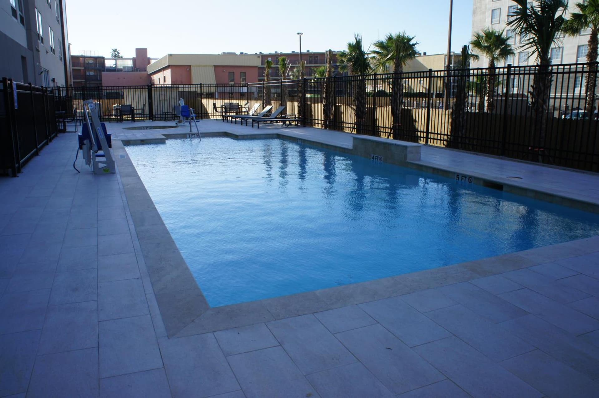 La Quinta Inn & Suites by Wyndham Galveston West Seawall gallery photo in Galveston, TX — image 7