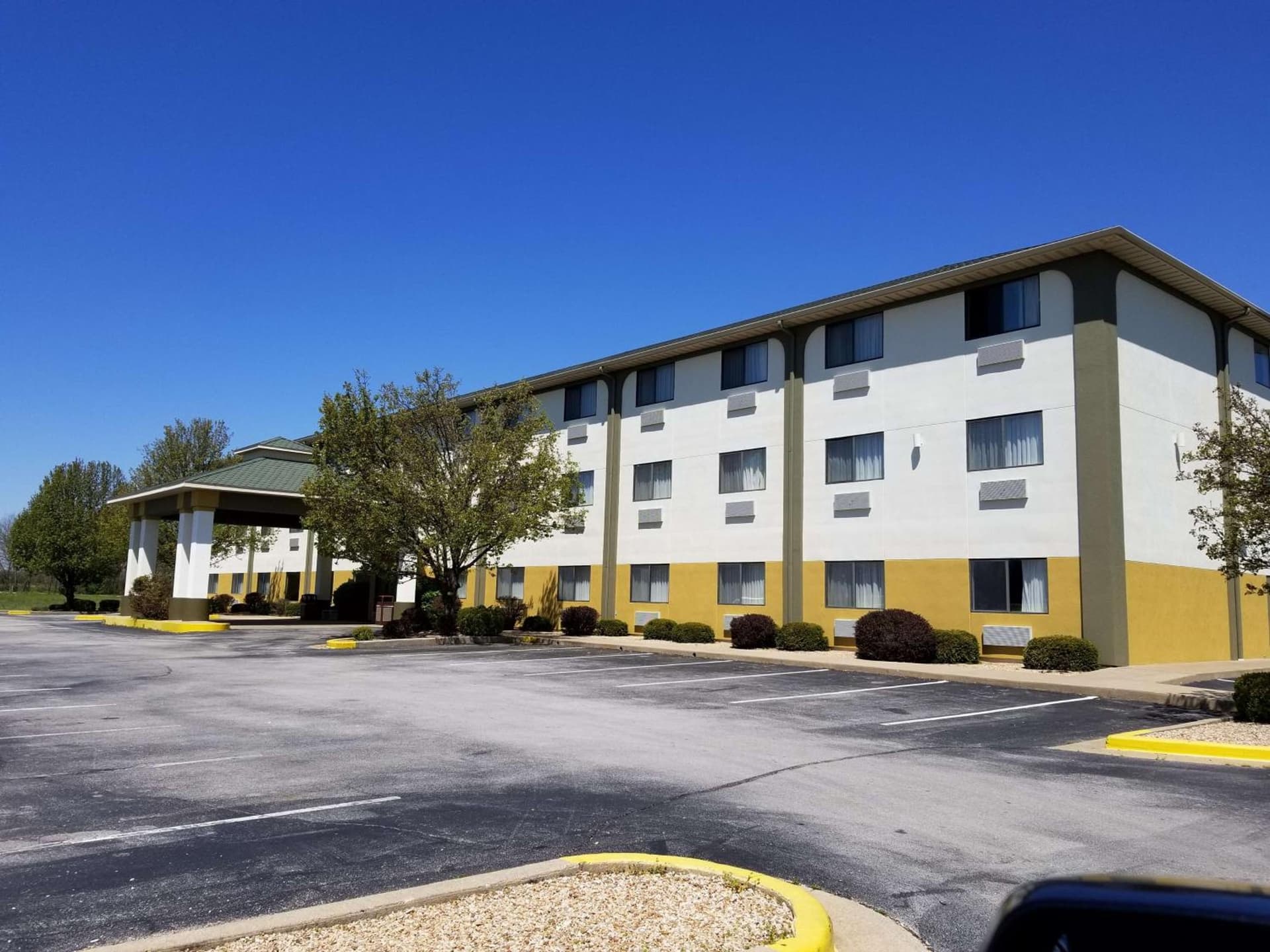 Best Western Big Spring Lodge interior in Neosho, MO — gallery photo 2