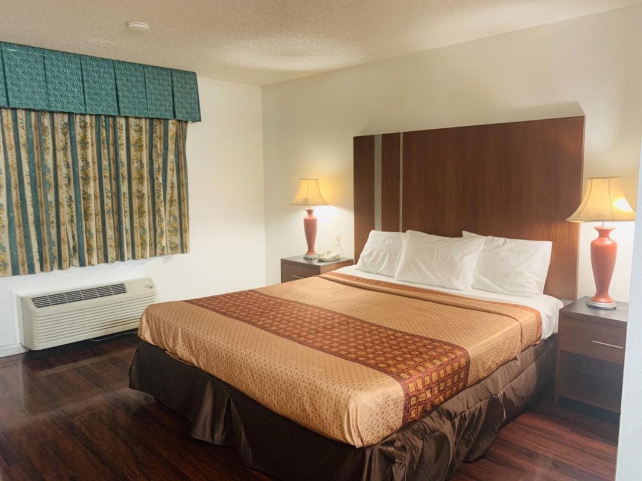 Riverside Inn & Suites gallery photo in Riverside, CA — image 7