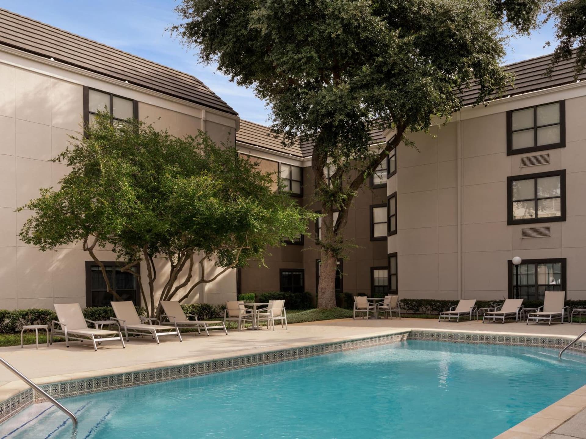 Holiday Inn Express Hotel & Suites Irving DFW Airport North by IHG interior in Irving, TX — gallery photo 2